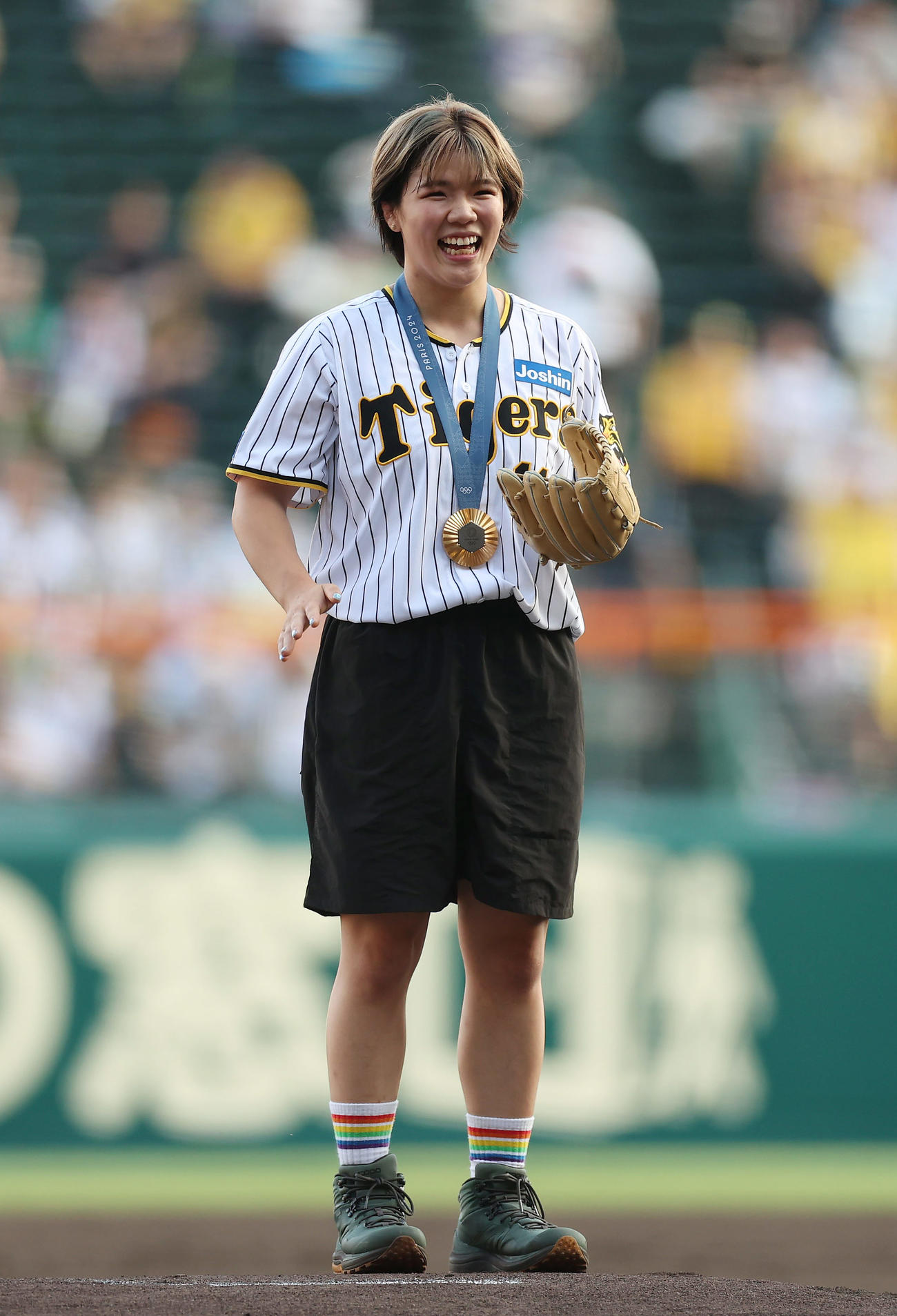 阪神対中日　ファーストピッチセレモニーを務めたパリ五輪女子レスリング76キロ級金メダリストの鏡（撮影・前田充）