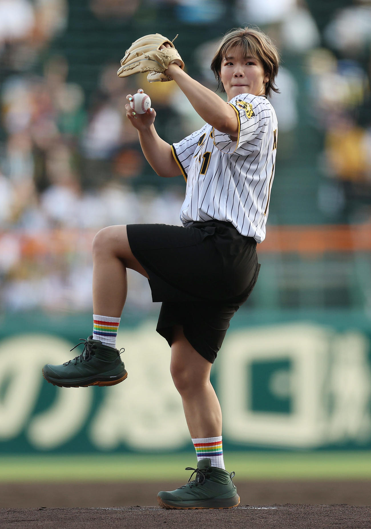 阪神対中日　ファーストピッチセレモニーを務めたパリ五輪女子レスリング76キロ級金メダリストの鏡（撮影・前田充）