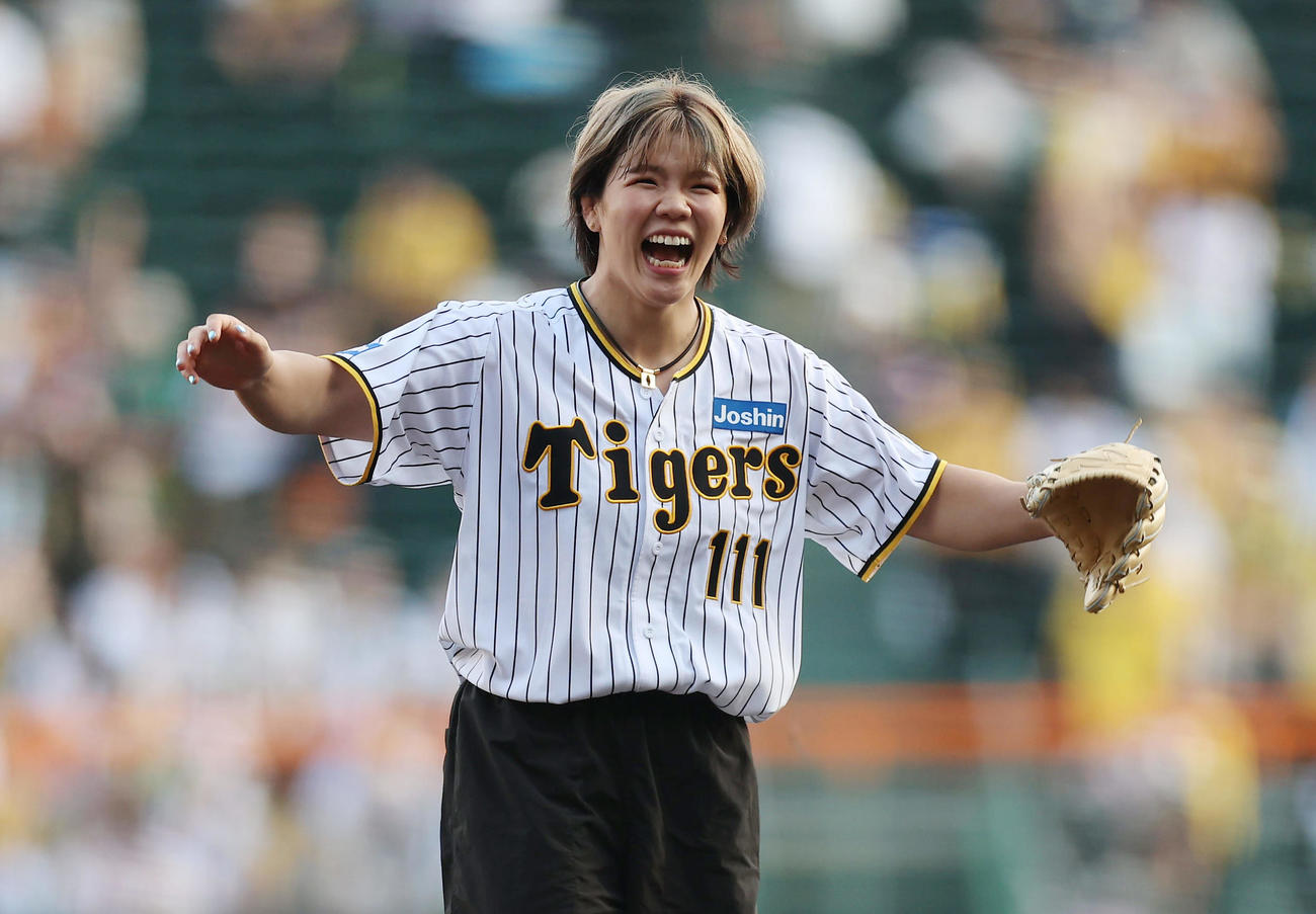 阪神対中日　ファーストピッチセレモニーを務めたパリ五輪女子レスリング76キロ級金メダリストの鏡（撮影・前田充）