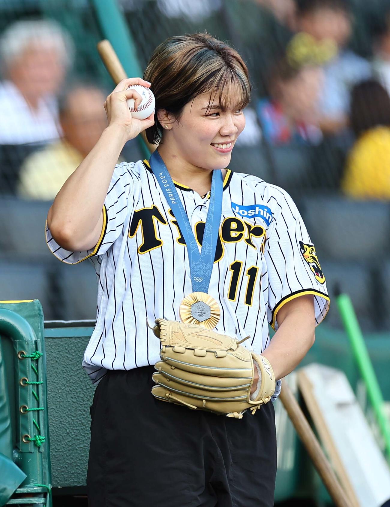 阪神対中日　ファーストピッチセレモニーを務めたパリ五輪女子レスリング76キロ級金メダリストの鏡（撮影・上田博志）