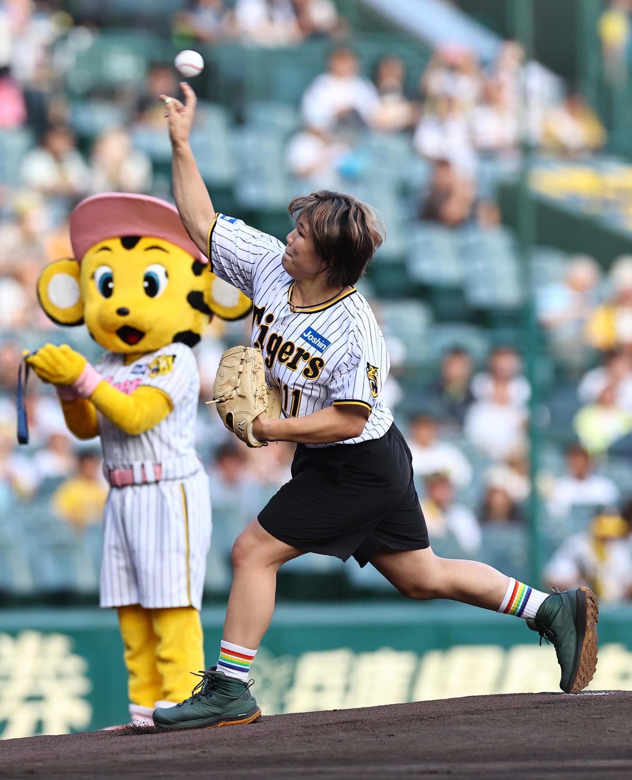 阪神対中日　ファーストピッチセレモニーを務めたパリ五輪女子レスリング76キロ級金メダリストの鏡（撮影・上田博志）