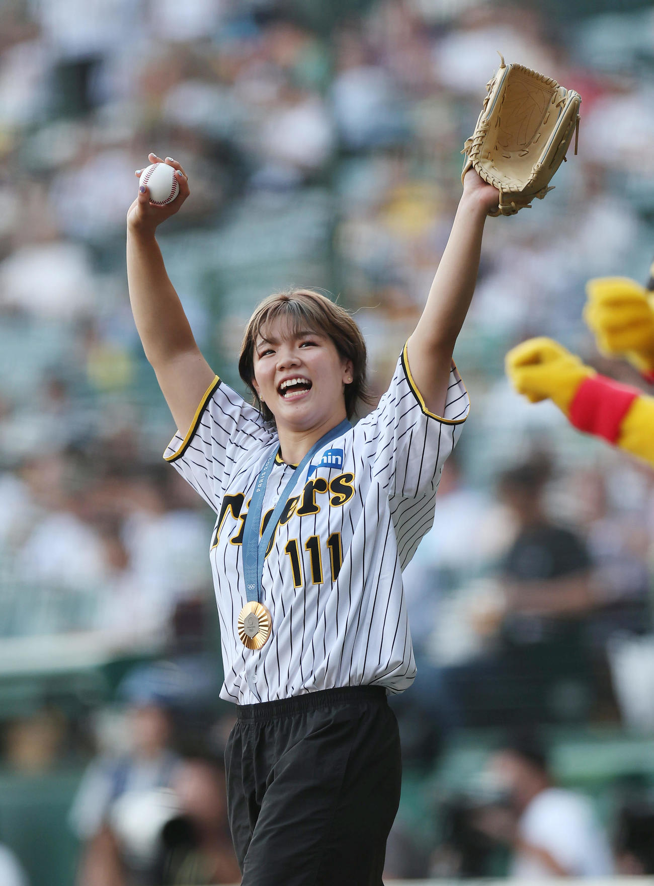 阪神対中日　ファーストピッチセレモニーを務めたパリ五輪女子レスリング76キロ級金メダリストの鏡（撮影・前田充）