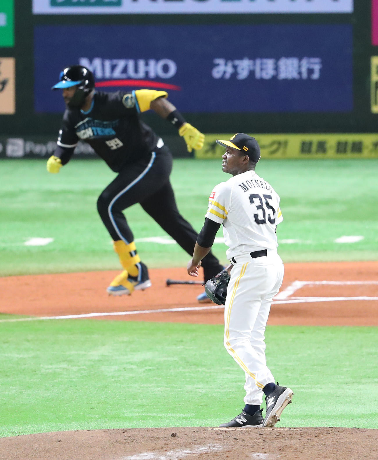 ソフトバンク対日本ハム　1回表日本ハム無死二、三塁、レイエスに右越え2点適時打を浴びるモイネロ（撮影・梅根麻紀）