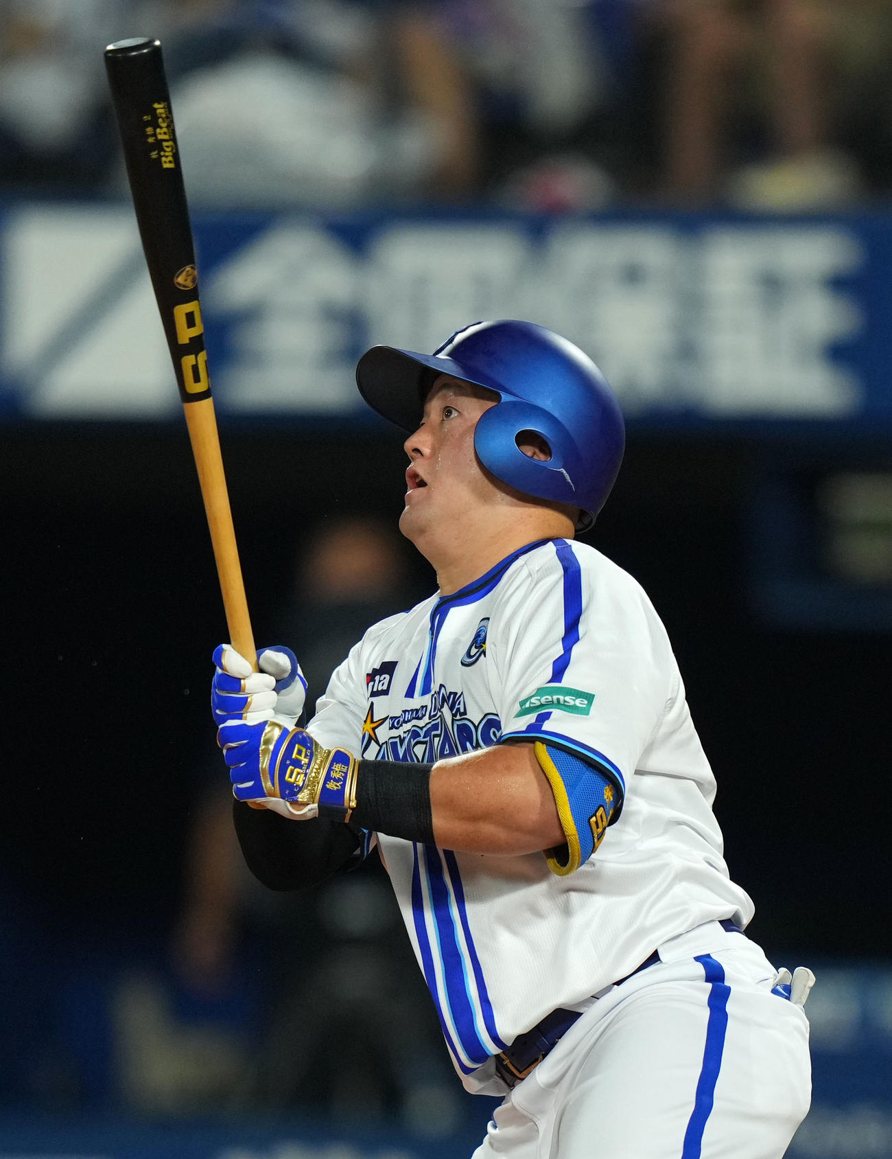 DeNA対広島　2回裏DeNA無死、左越え本塁打を放つ牧（撮影・横山健太）