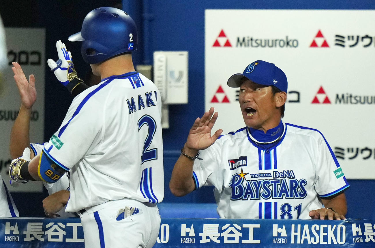 DeNA対広島　2回裏DeNA無死、左越え本塁打を放った牧をタッチで迎える三浦監督（左）（撮影・横山健太）