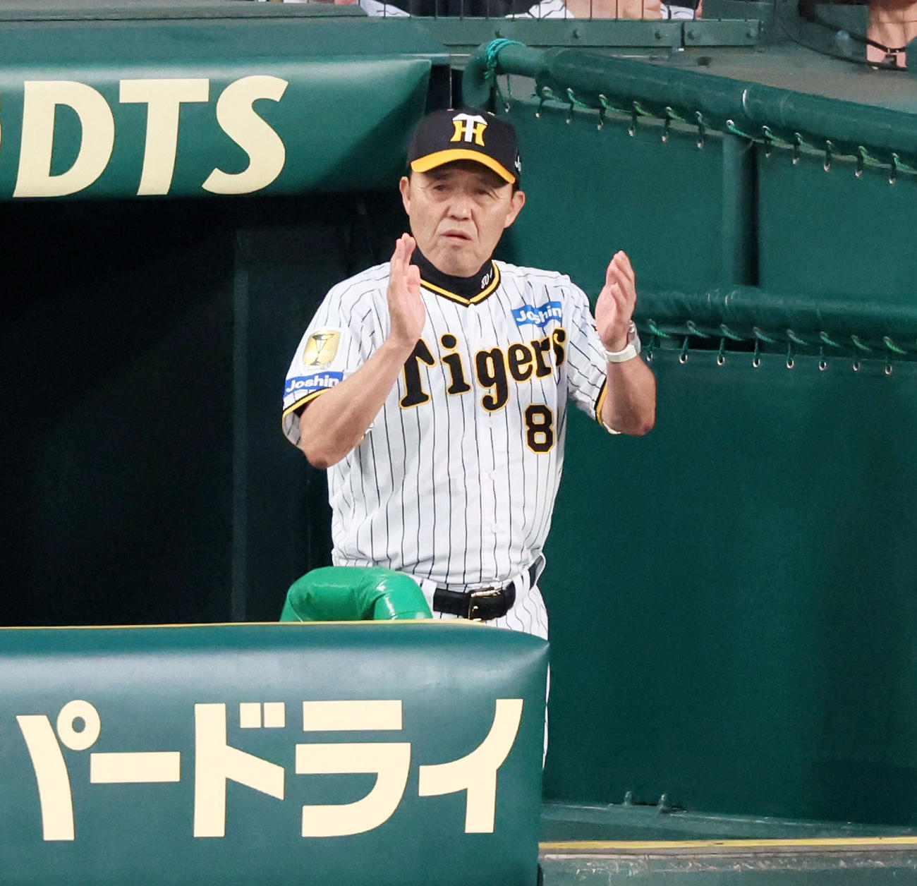 阪神対中日　2回裏阪神無死満塁、岡田監督は木浪の左2点適時打にベンチで拍手する（撮影・加藤哉）