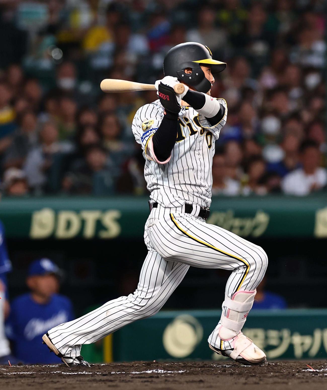 阪神対中日　2回裏阪神無死満塁、木浪は左前に先制2点適時打を放つ（撮影・上田博志）