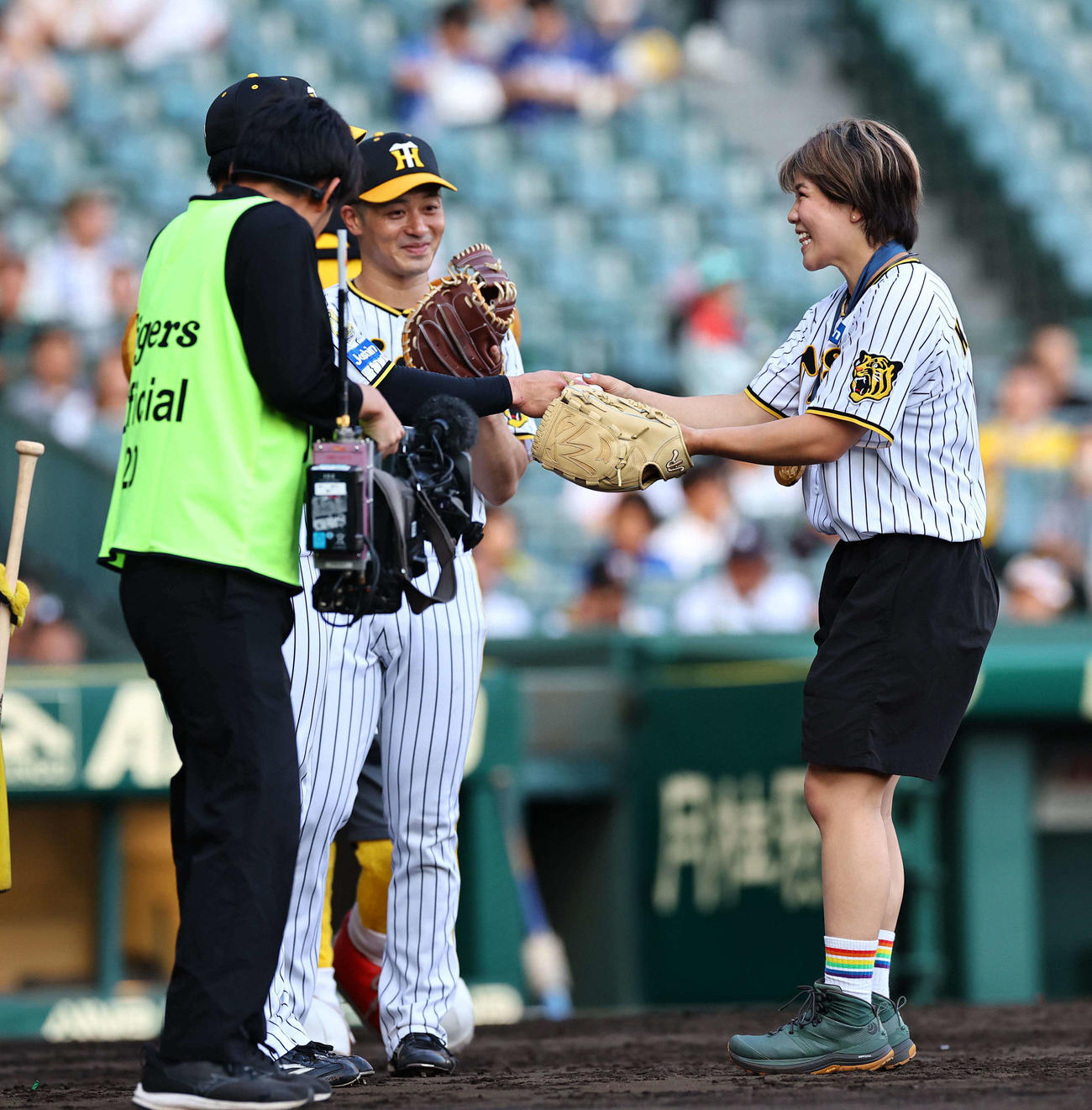 阪神対中日　鏡（右）は木浪から記念球を貰う（撮影・上田博志）