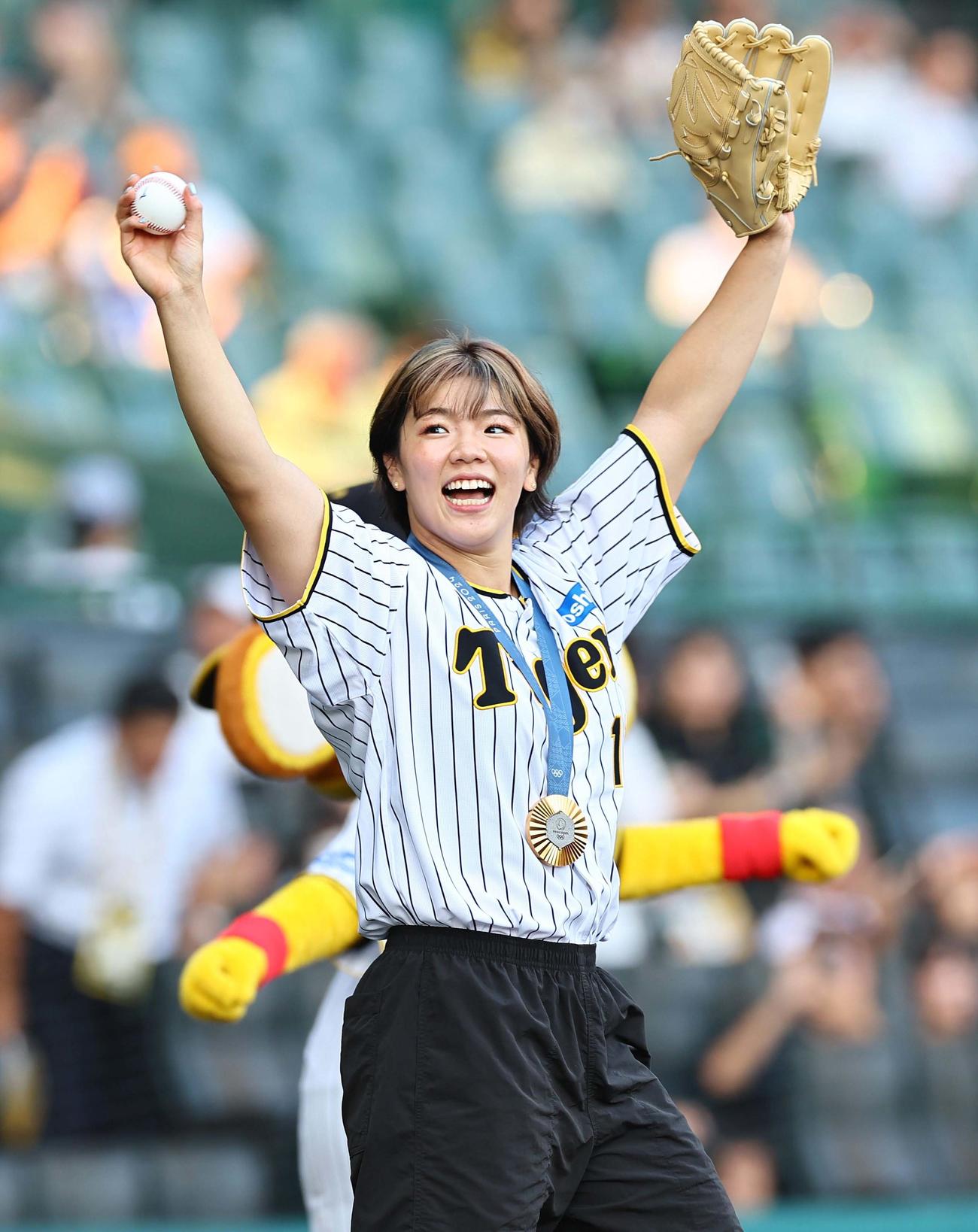 阪神対中日　ファーストピッチセレモニーを務めたパリ五輪女子レスリング76キロ級金メダリストの鏡（撮影・上田博志）