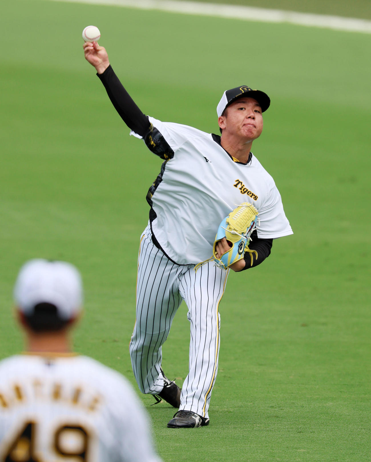阪神対中日　キャッチボールで調整する村上（撮影・加藤哉）
