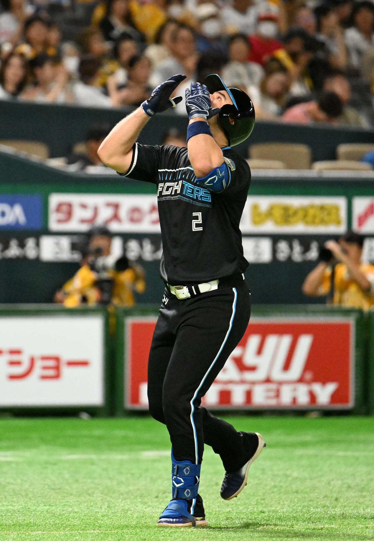 ソフトバンク対日本ハム　3回表日本ハム無死、マルティネスは右越えに本塁打を放つ（撮影・林敢治）