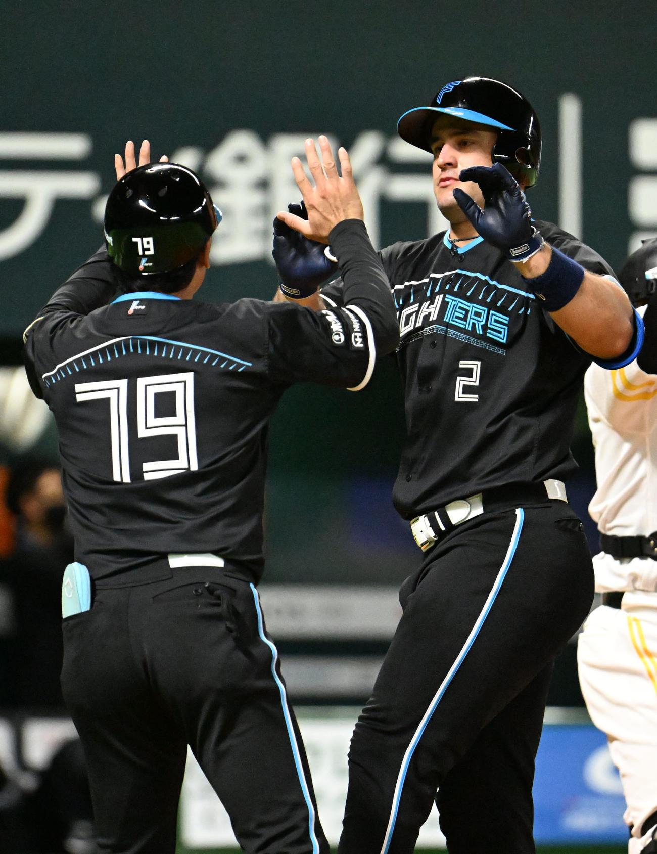 ソフトバンク対日本ハム　3回表日本ハム無死、マルティネス（右）は右越えに本塁打を放つ（撮影・林敢治）
