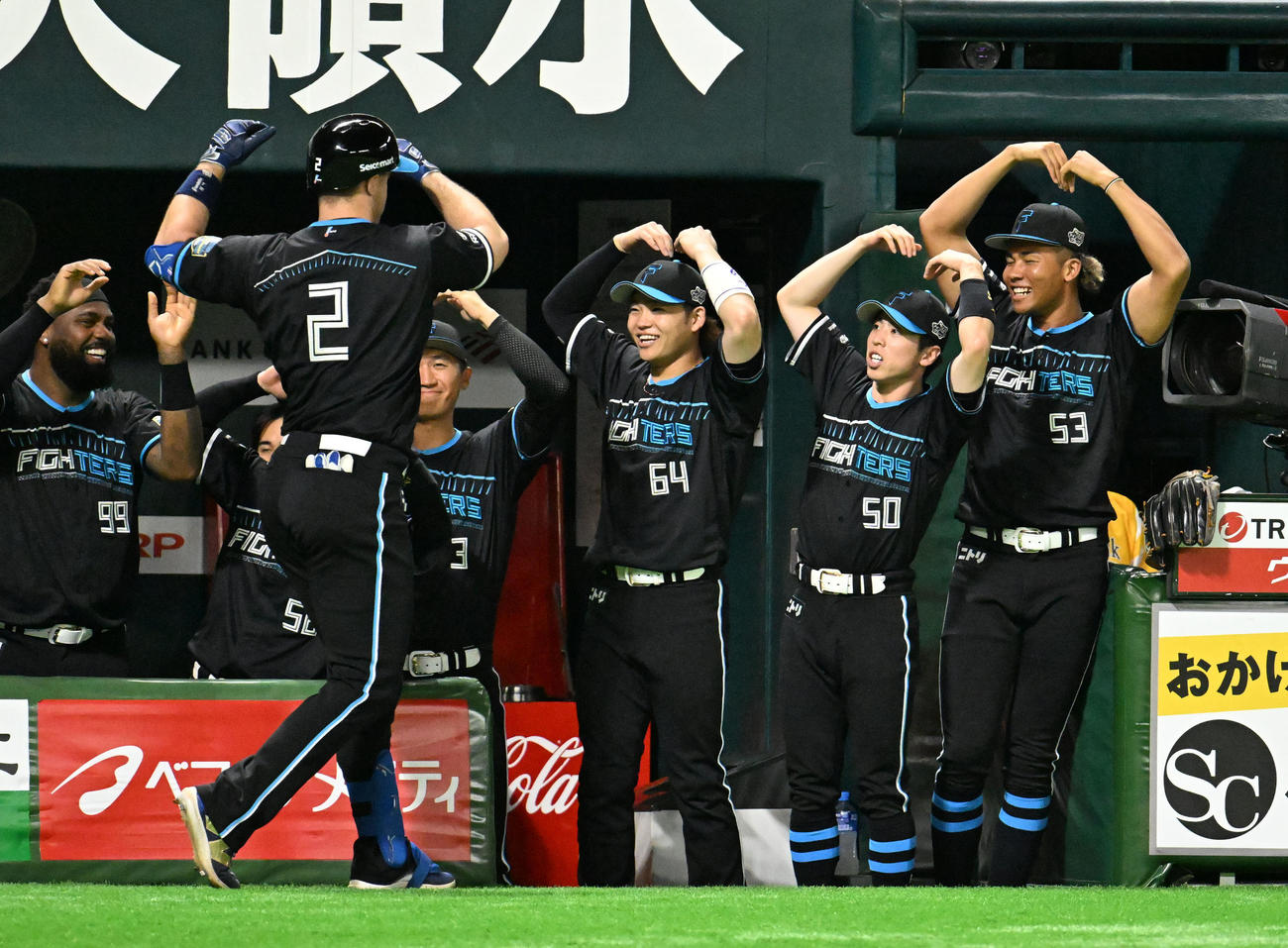 ソフトバンク対日本ハム　3回表日本ハム無死、マルティネス（左）は本塁打を放ちナインから祝福を受ける（撮影・林敢治）