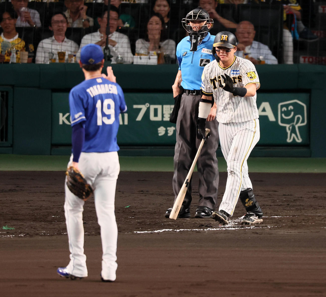 阪神対中日　6回裏阪神2死、死球を受け一塁へ向かう前川。投手高橋宏（撮影・加藤哉）