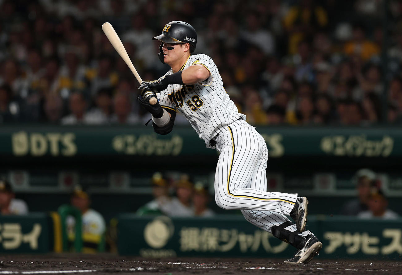 阪神対中日　4回裏阪神無死、二塁内野安打を放つ前川（撮影・前田充）