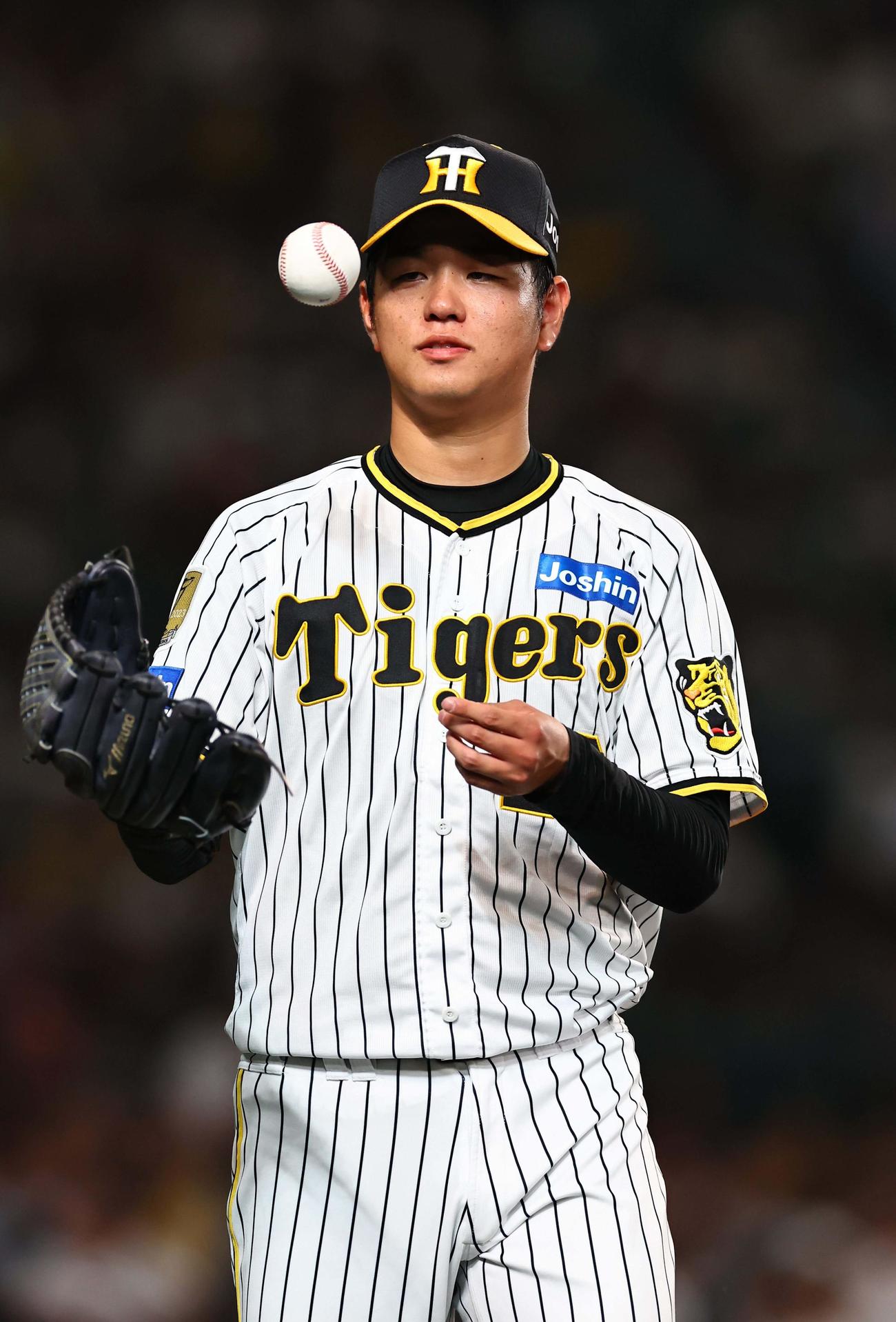 阪神対中日　甲子園球場のマウンドに向かう高橋遥人（撮影・上田博志）
