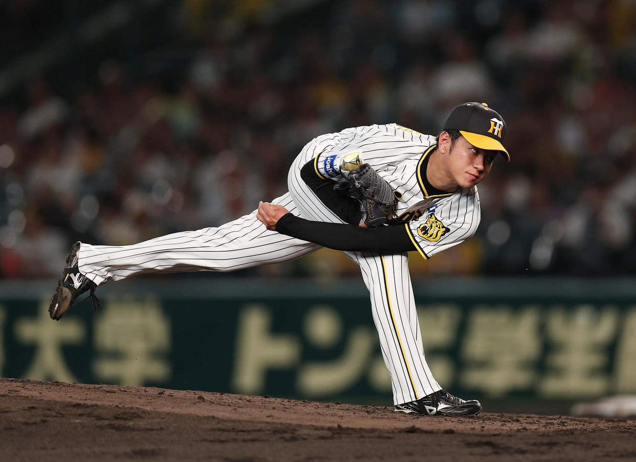阪神対巨人　力投する阪神先発の高橋（撮影・前田充）