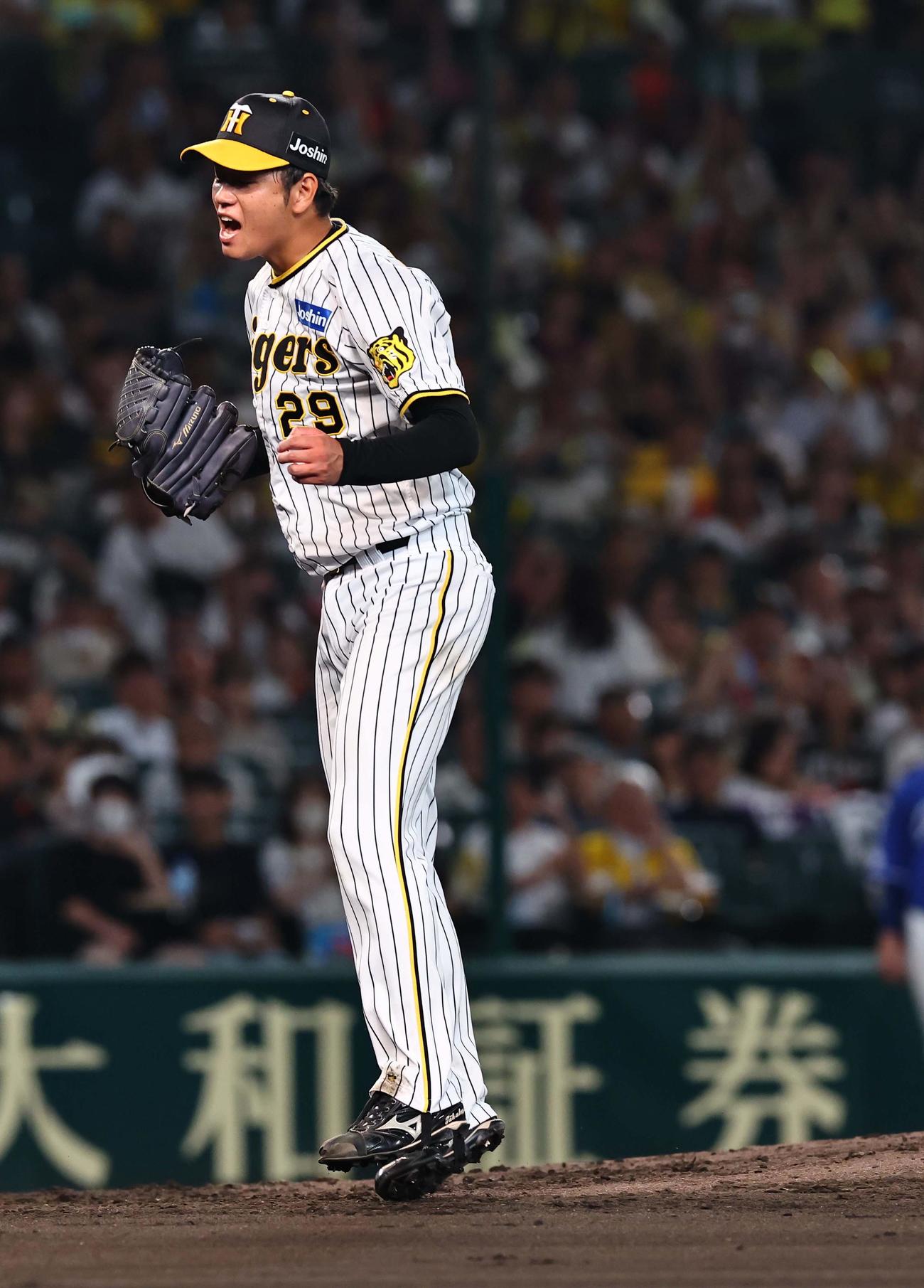 阪神対中日　7回表中日2死二、三塁、村松から三振を奪った高橋は雄たけびを上げる（撮影・上田博志）
