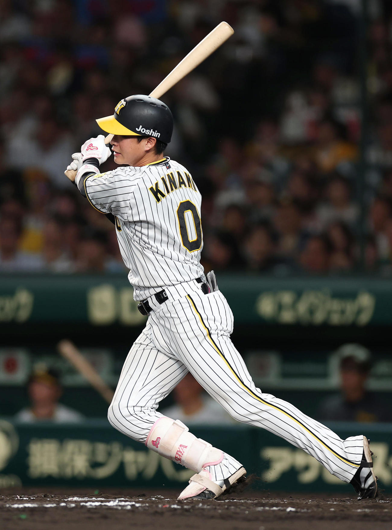 阪神対中日　7回裏阪神無死、右中間へ二塁打を放つ木浪（撮影・前田充）