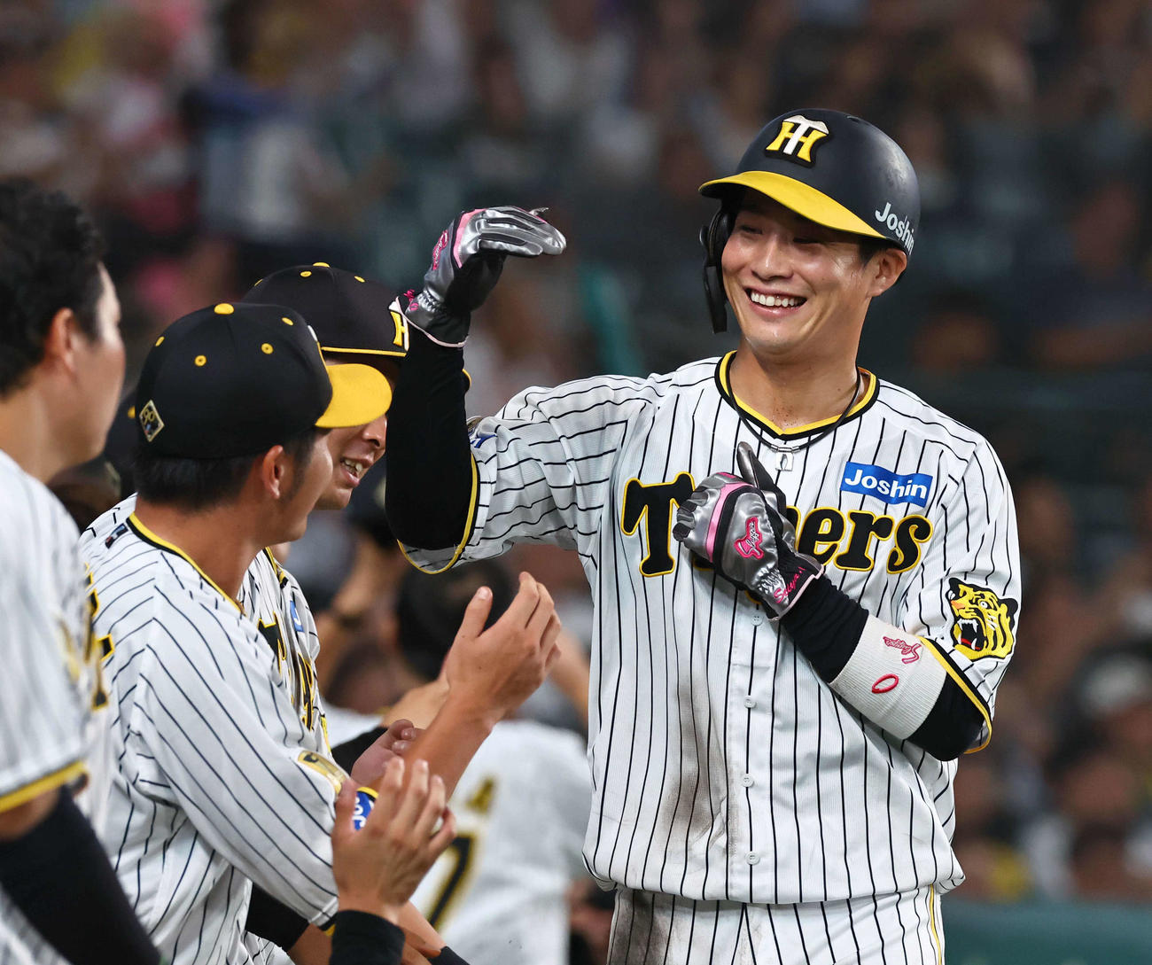 阪神対中日　7回裏阪神1死三塁、近本の適時打で生還した木浪はナインの出迎えに笑顔を見せる（撮影・上田博志）