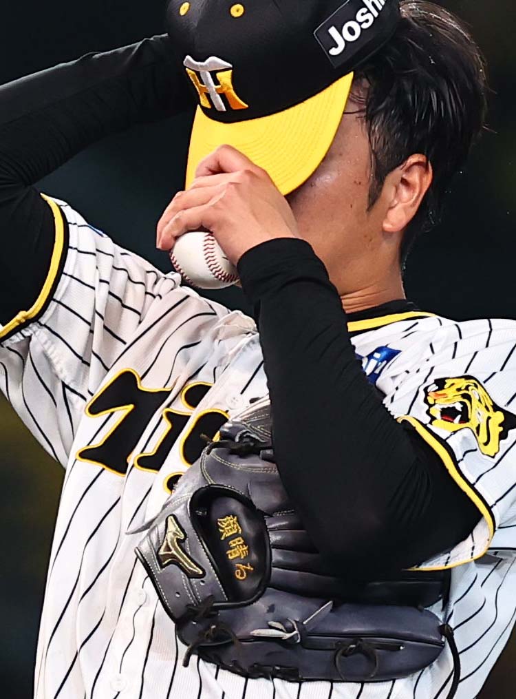 阪神対中日　気合を入れ直す高橋のグラブには「顔晴る」の刺しゅう（撮影・上田博志）
