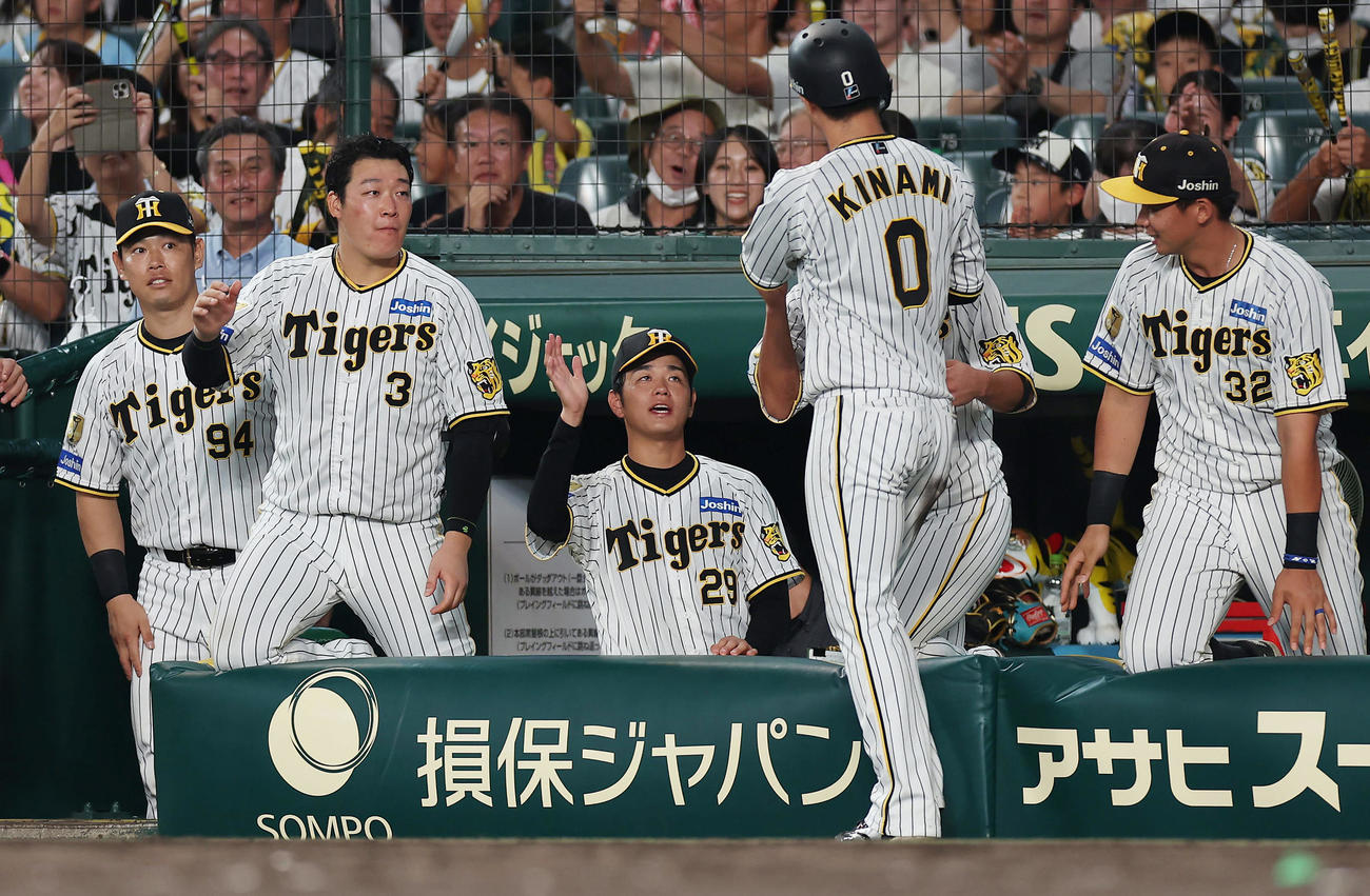 阪神対中日　7回裏阪神1死三塁、近本の適時打で生還した木浪を迎える高橋（中央）ら（撮影・前田充）