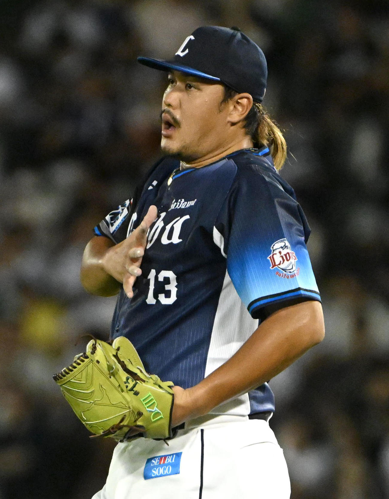 オリックス対西武　4回裏オリックス無死、頓宮に死球を与え胸元を抑える高橋（撮影・石井愛子）