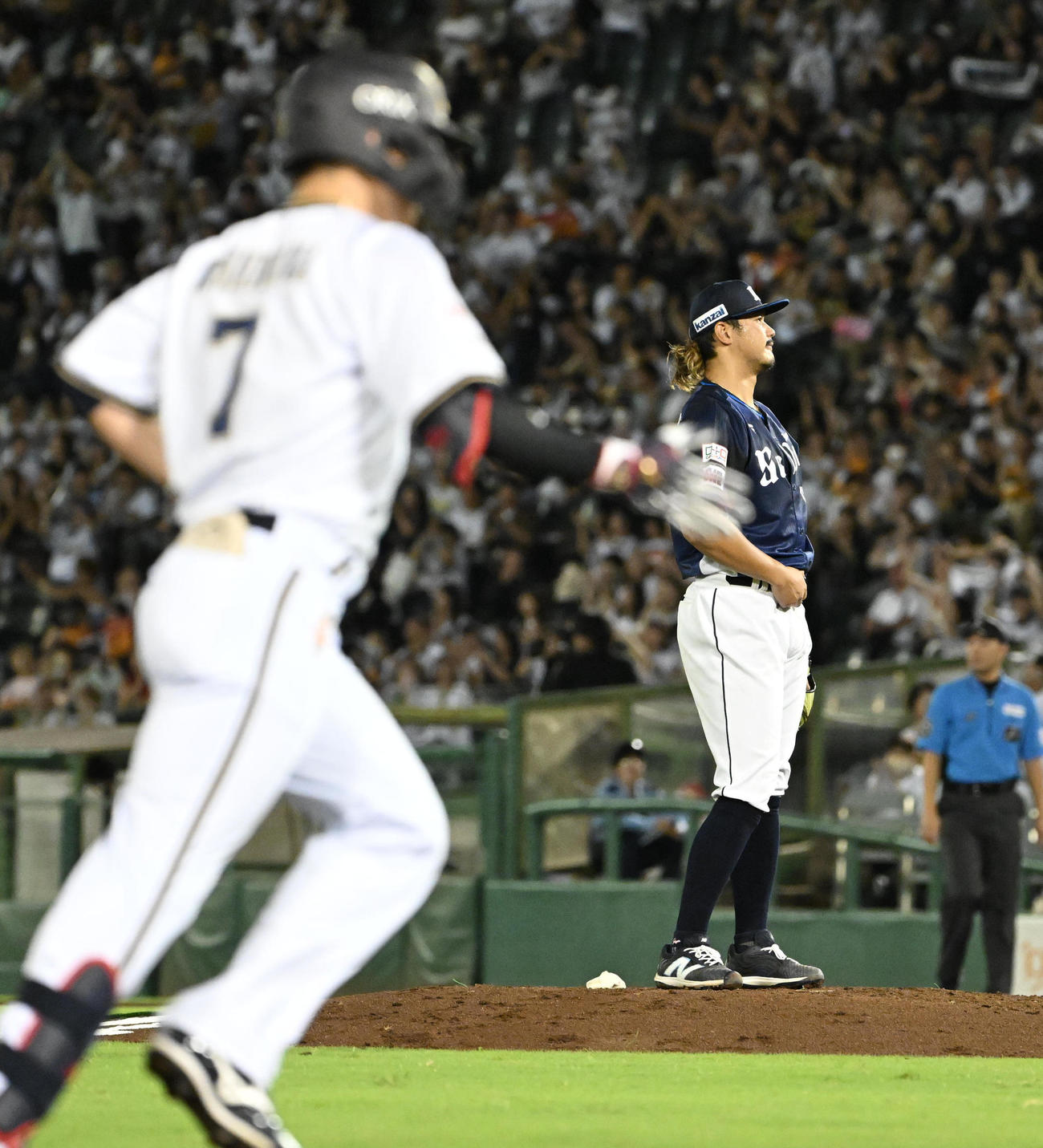 オリックス対西武　4回裏オリックス無死一塁、西川（左）に本塁打を放たれる高橋（撮影・石井愛子）