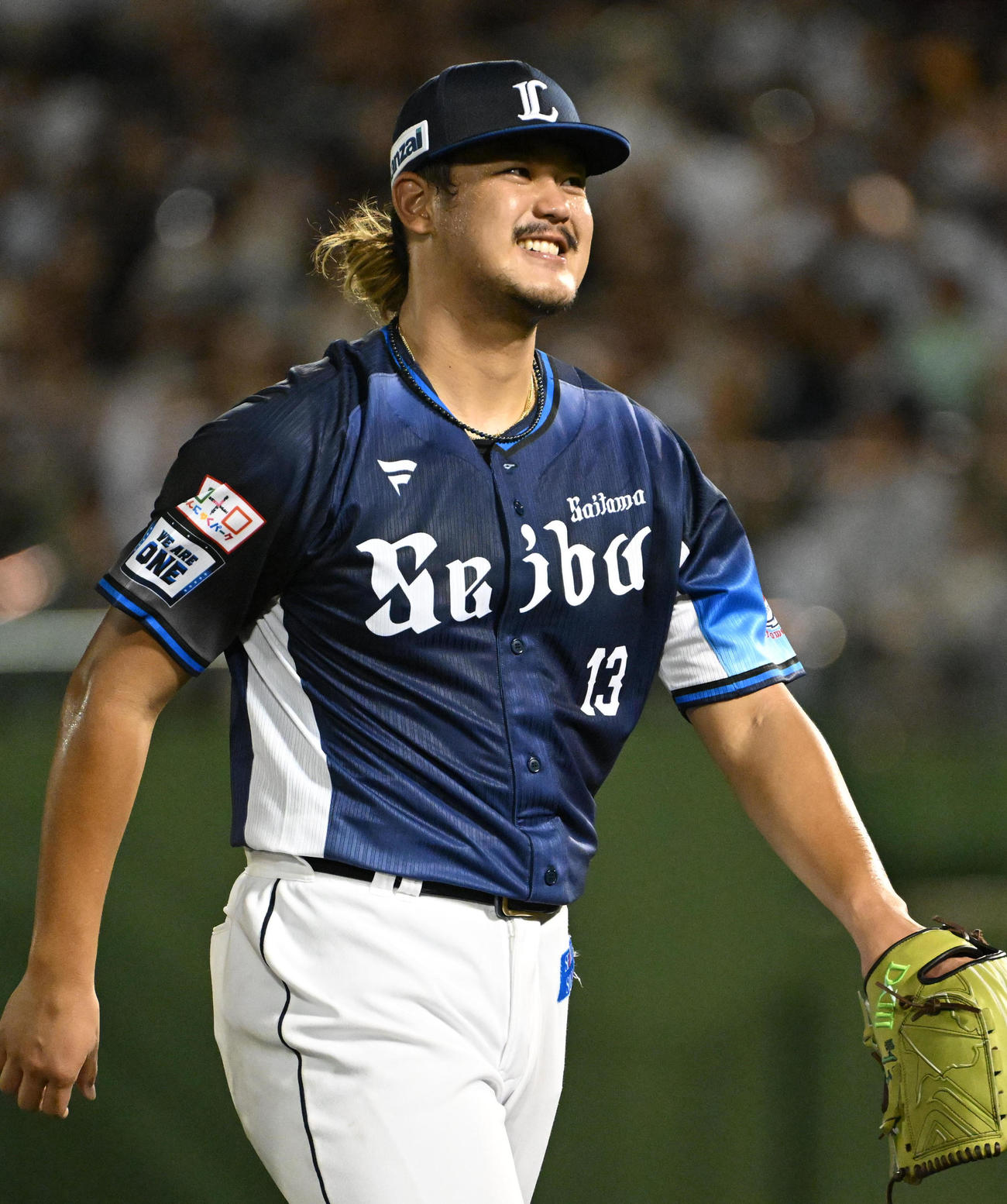 オリックス対西武　4回裏を投げ終え悔しそうな表情で引き揚げる高橋（撮影・石井愛子）