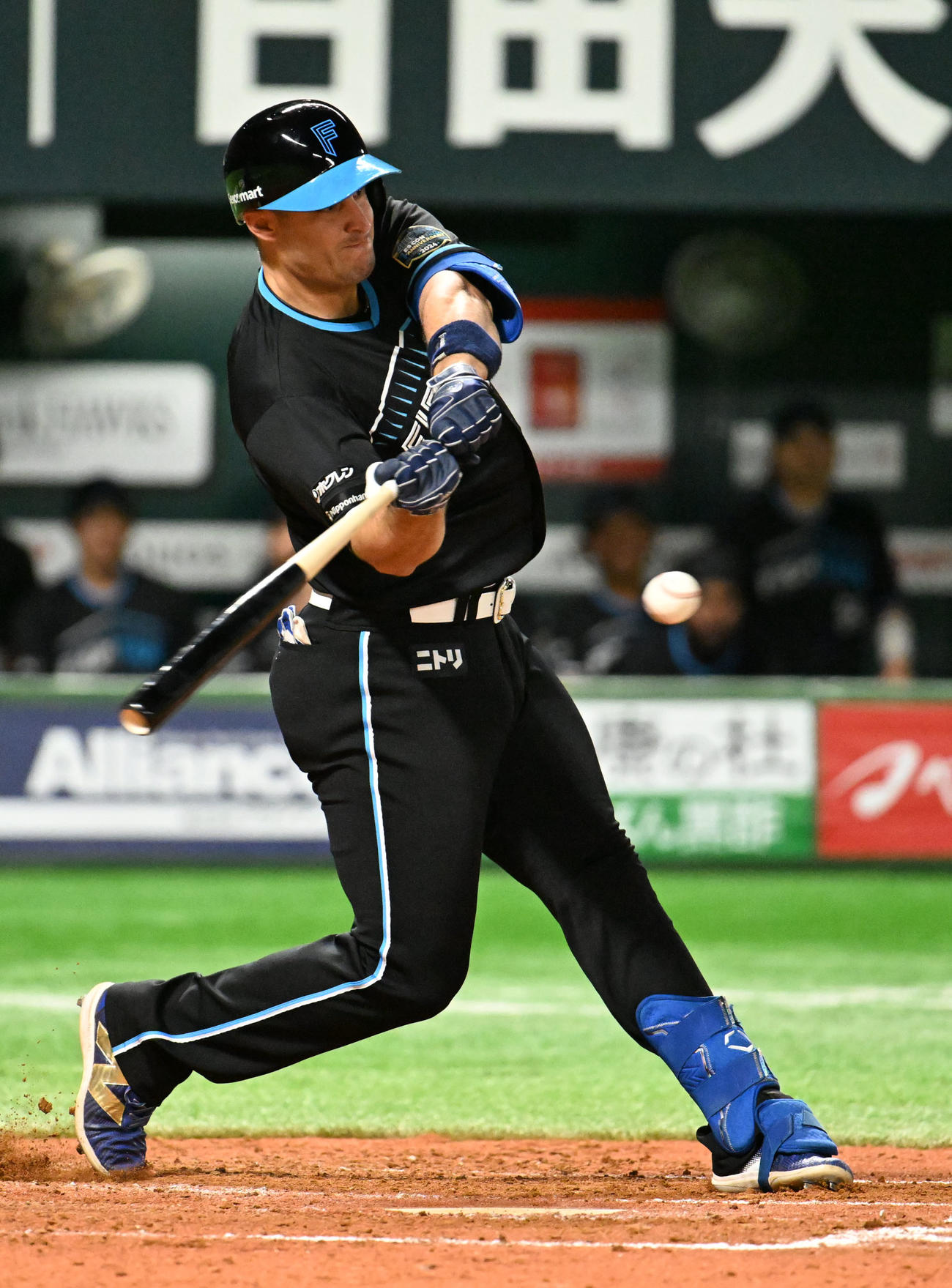 ソフトバンク対日本ハム　3回表日本ハム無死、マルティネスは右越えに本塁打を放つ（撮影・林敢治）
