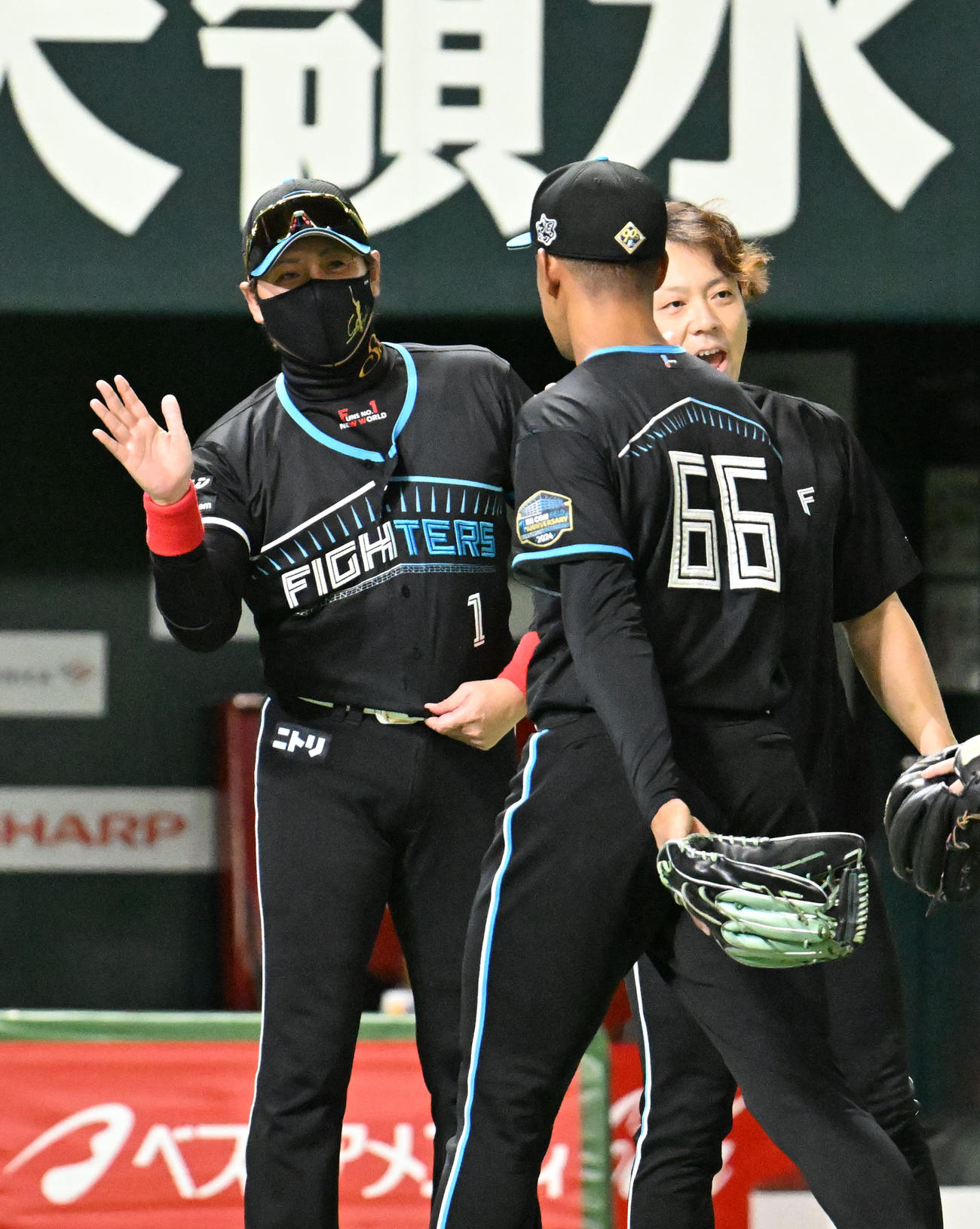 ソフトバンク対日本ハム　タッチを交わす万波（右）と新庄監督（撮影・林敢治）