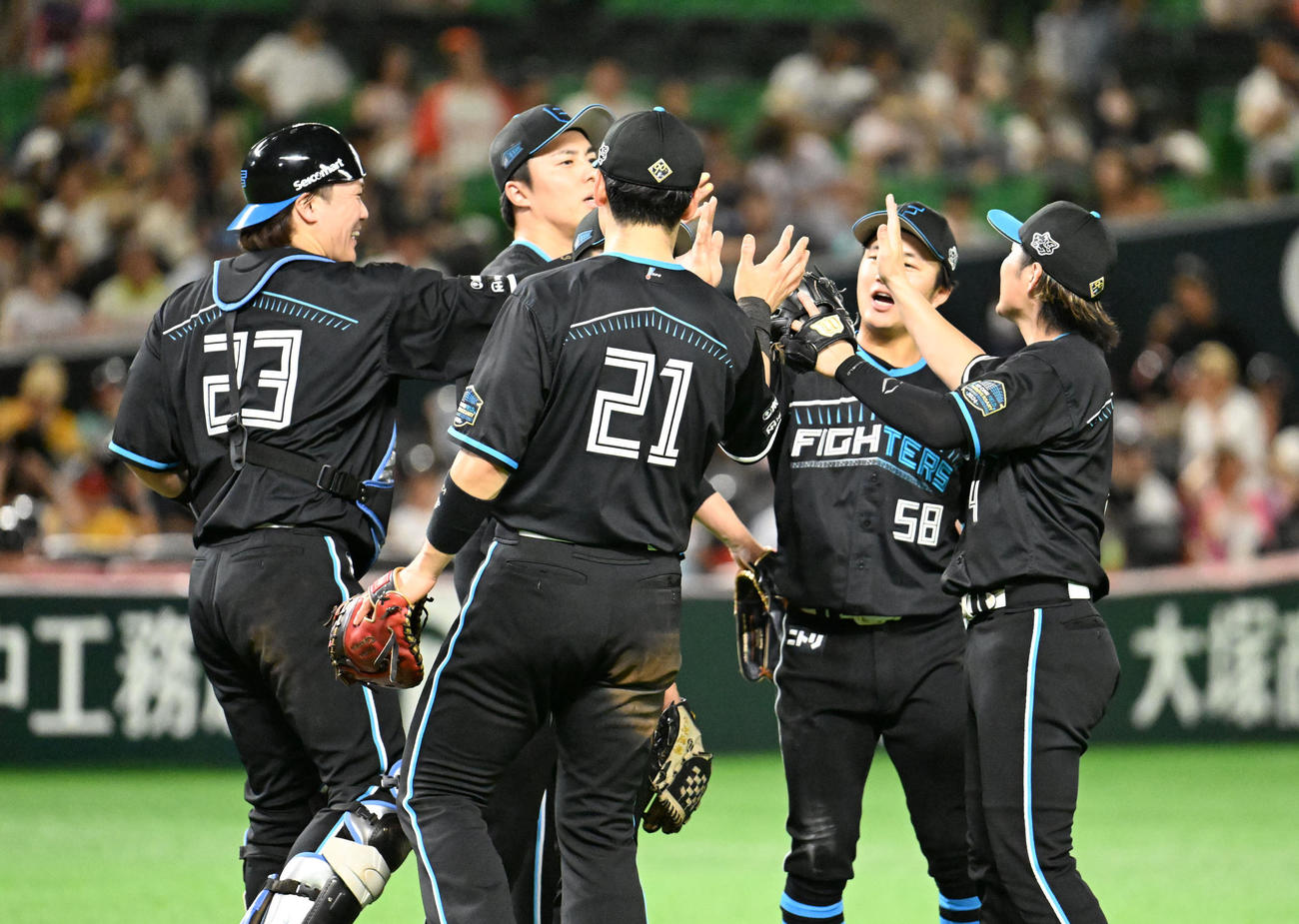 ソフトバンク対日本ハム　勝利を収めタッチを交わす日本ハムナイン（撮影・林敢治）
