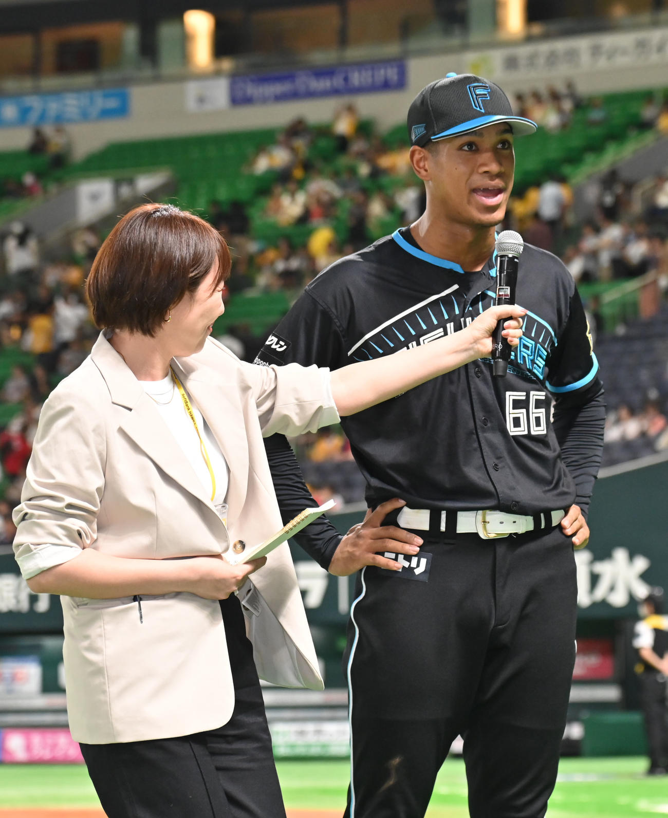 ソフトバンク対日本ハム　ヒーローインタビューに応じる万波（撮影・林敢治）