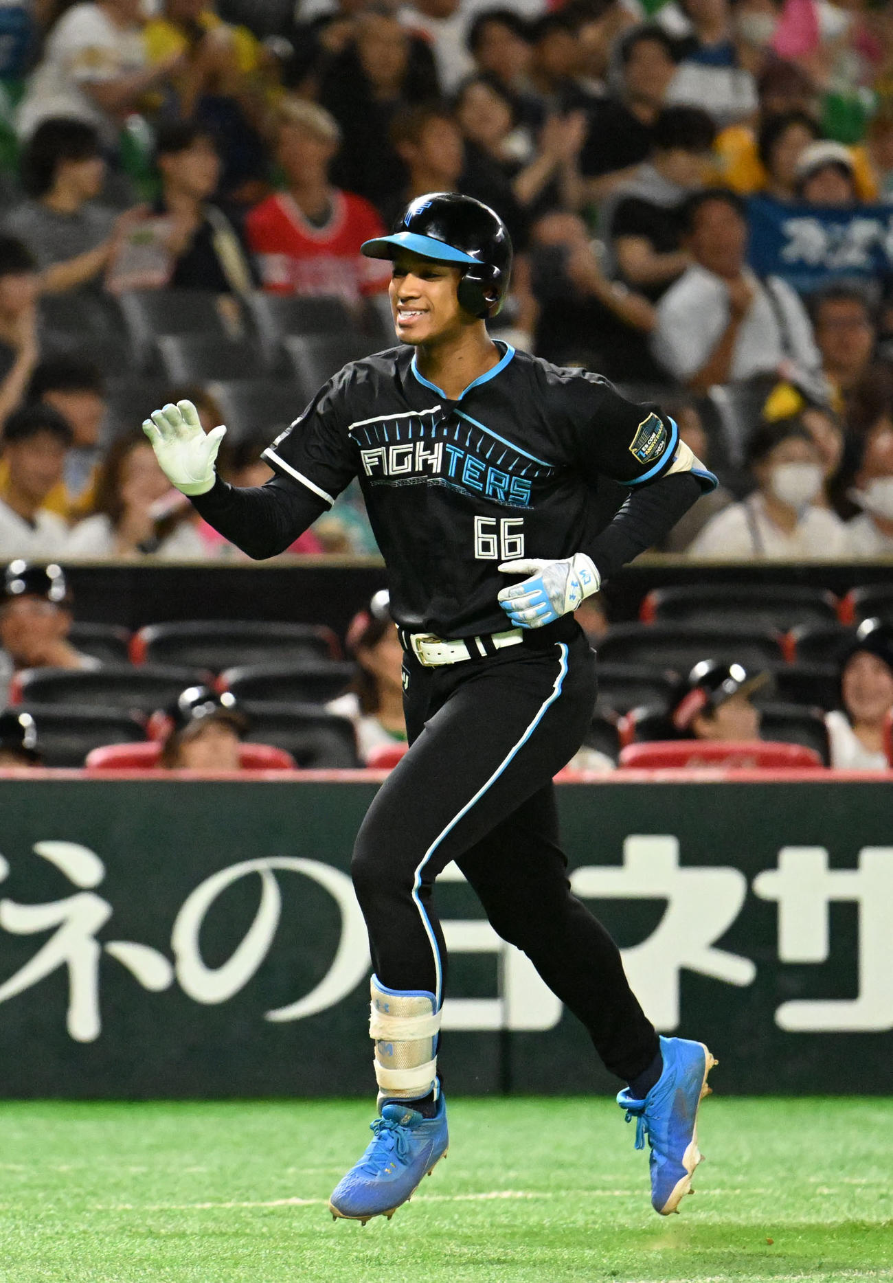 ソフトバンク対日本ハム　1回表日本ハム無死、万波は先制本塁打を放つ（撮影・林敢治）