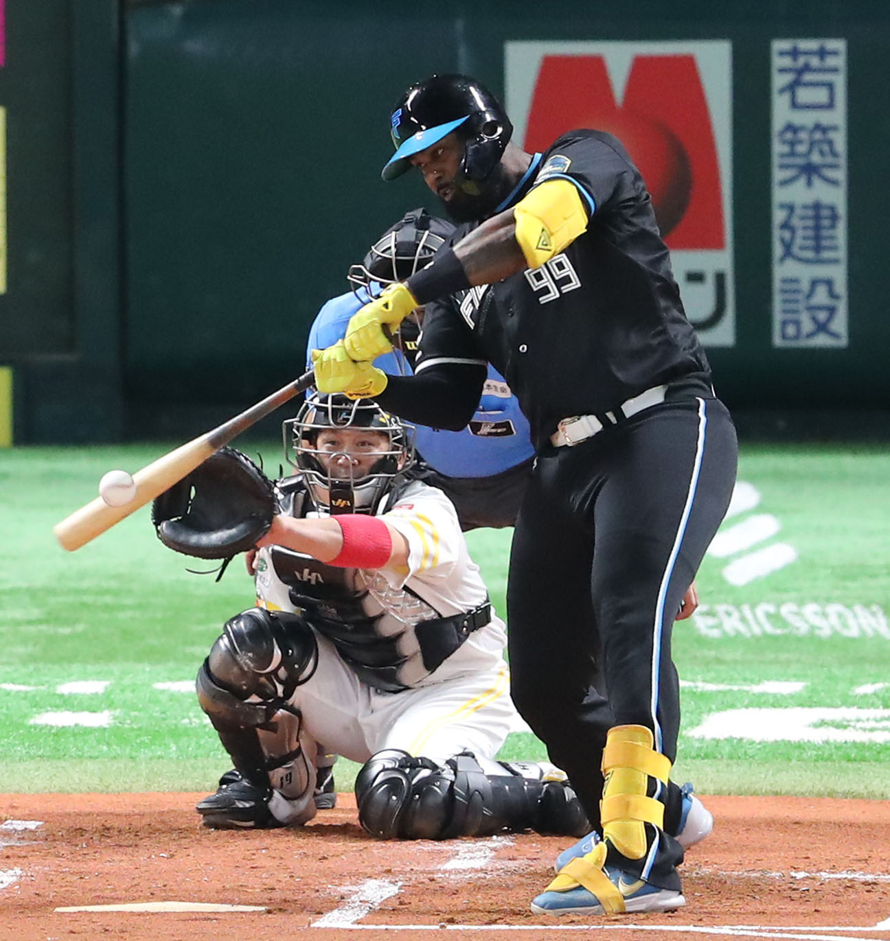 ソフトバンク対日本ハム　1回表日本ハム無死二、三塁、レイエスは右越えに2点適時打を放つ（撮影・梅根麻紀）