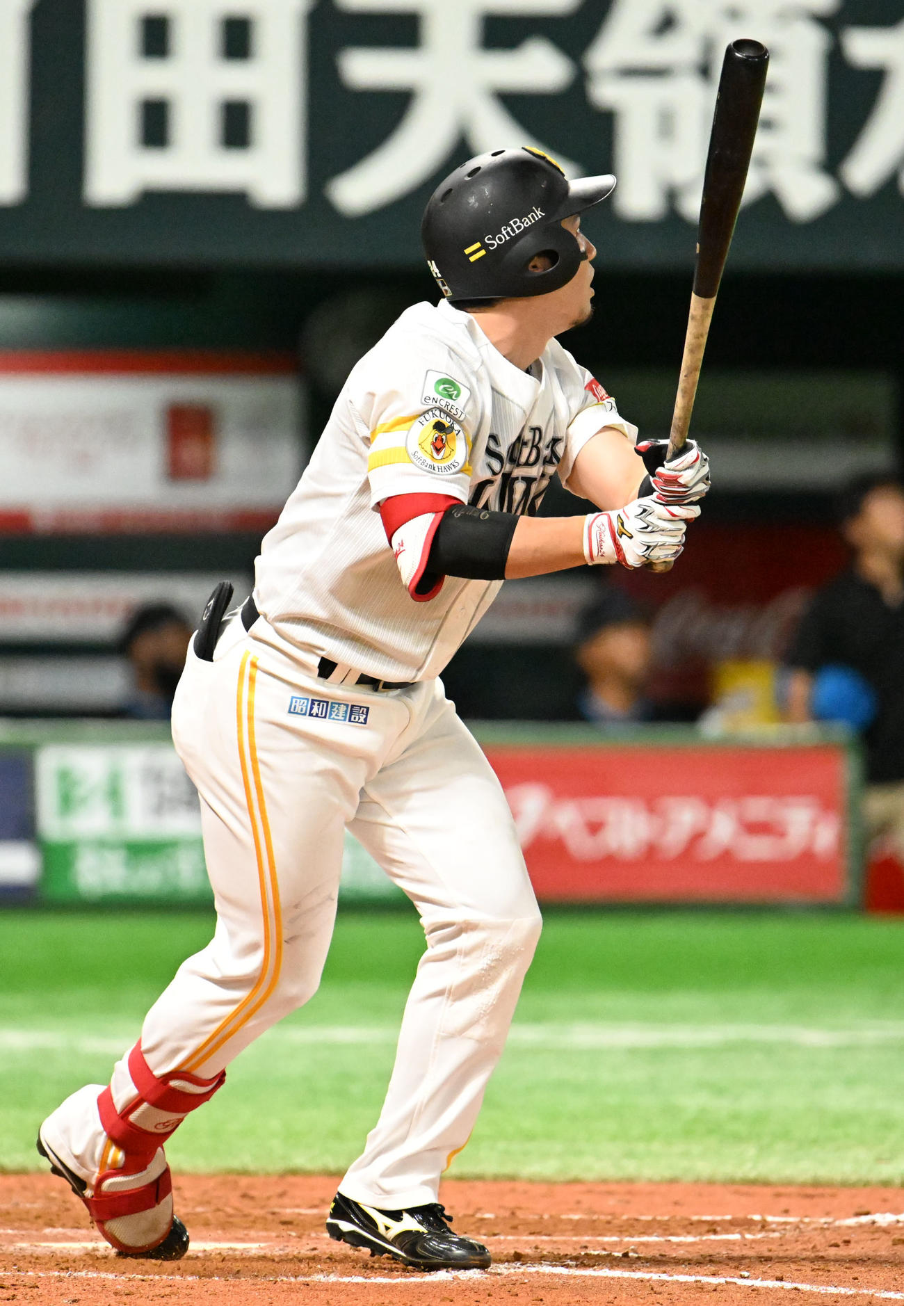 ソフトバンク対日本ハム　3回裏ソフトバンク2死一、二塁、栗原は適時打二塁打を放つ（撮影・林敢治）
