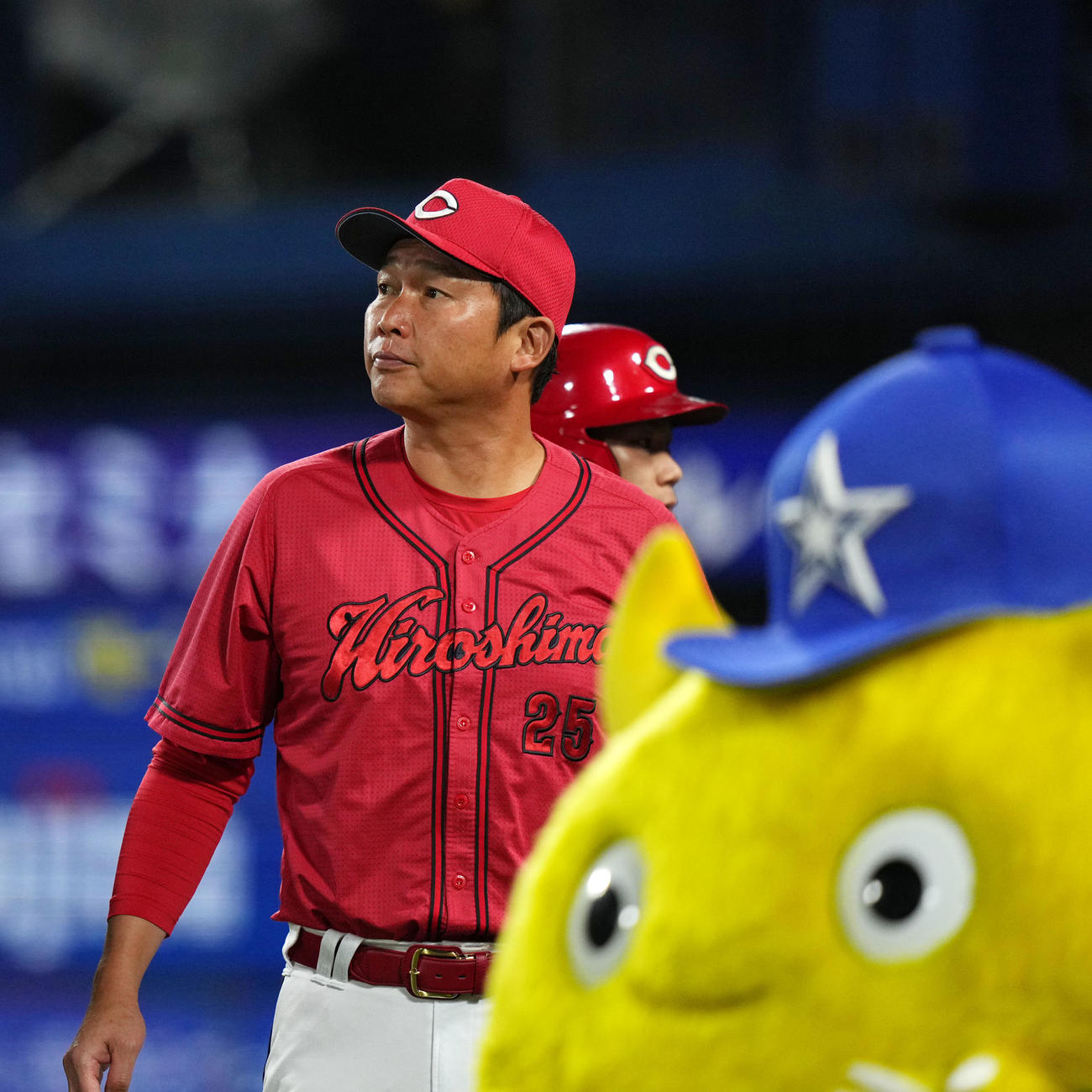 DeNA対広島　スコアを見つめる広島新井監督（撮影・横山健太）