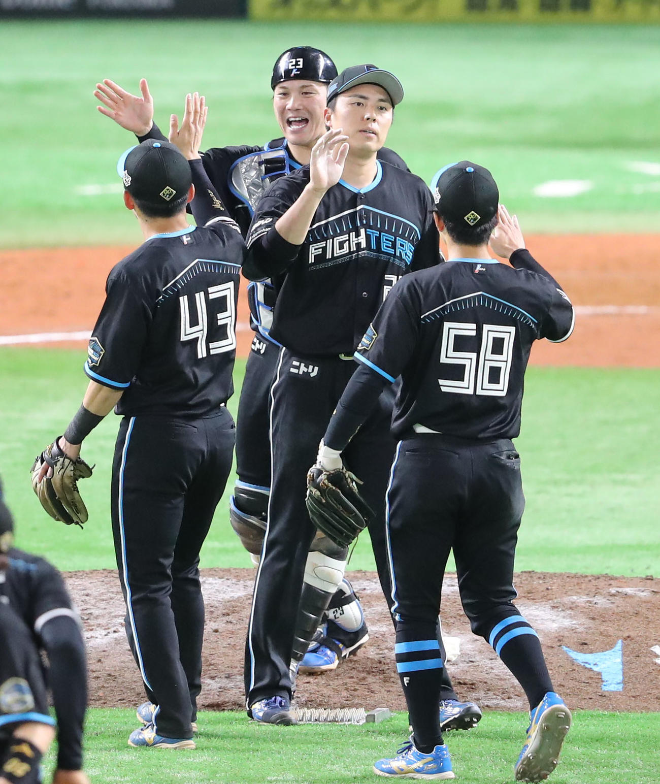 ソフトバンク対日本ハム　9回に登板した田中はきっちり抑えナインとハイタッチをかわす（撮影・梅根麻紀）