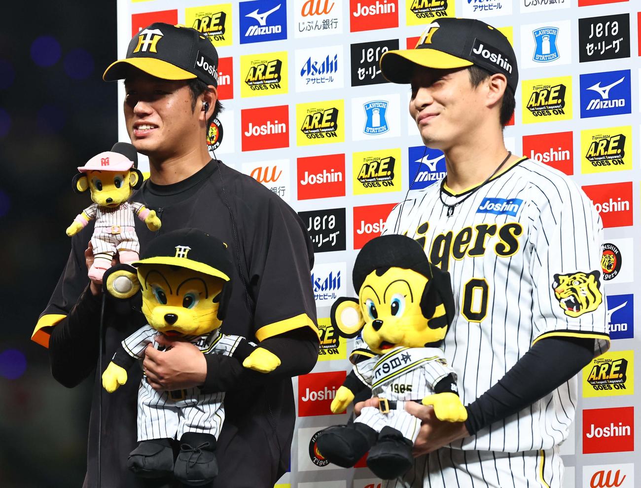 阪神対中日　お立ち台で笑顔を見せる高橋（左）と木浪（撮影・上田博志）