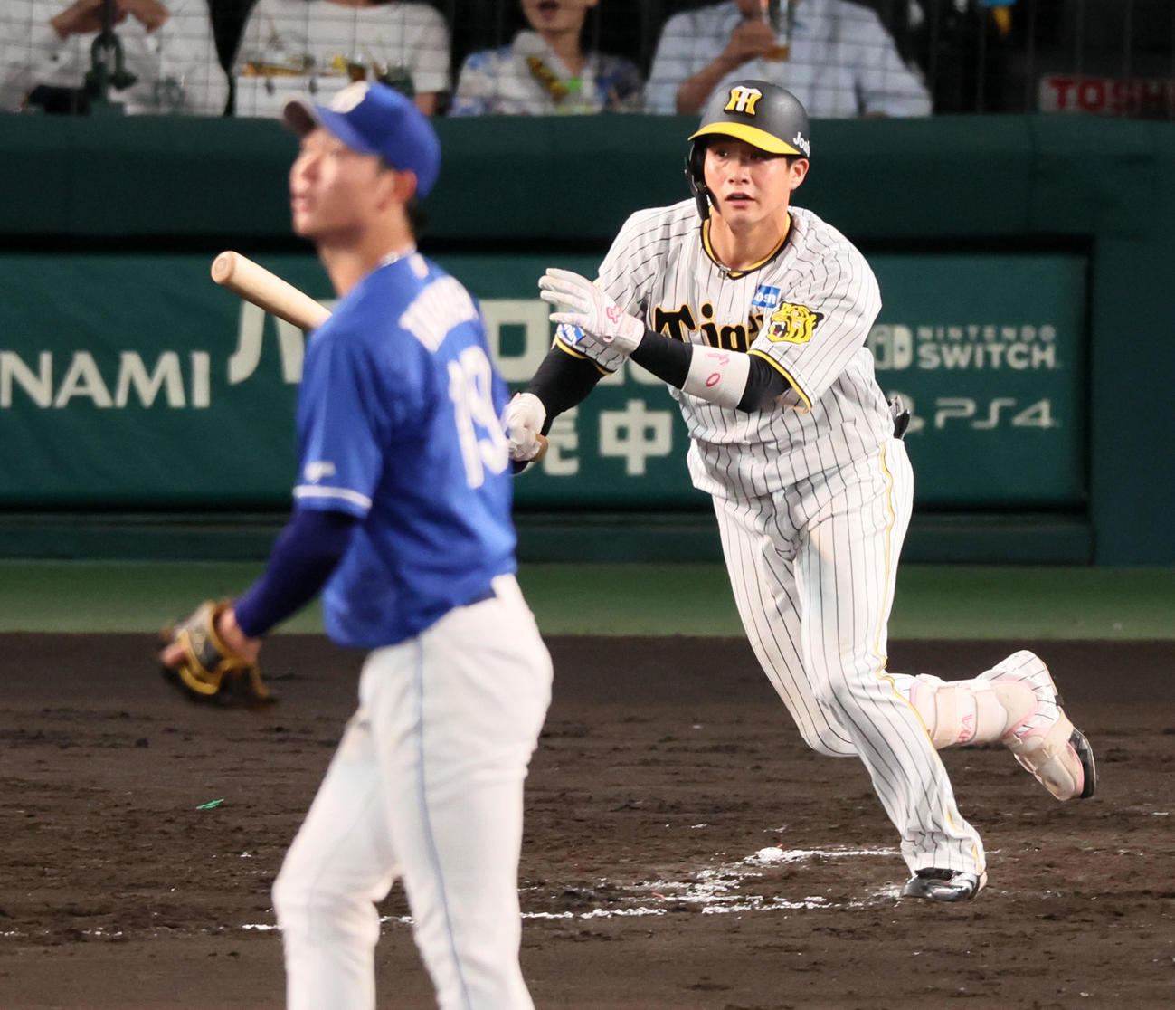 阪神対中日　7回裏阪神無死、木浪は右二塁打を放つ。投手高橋宏（撮影・加藤哉）