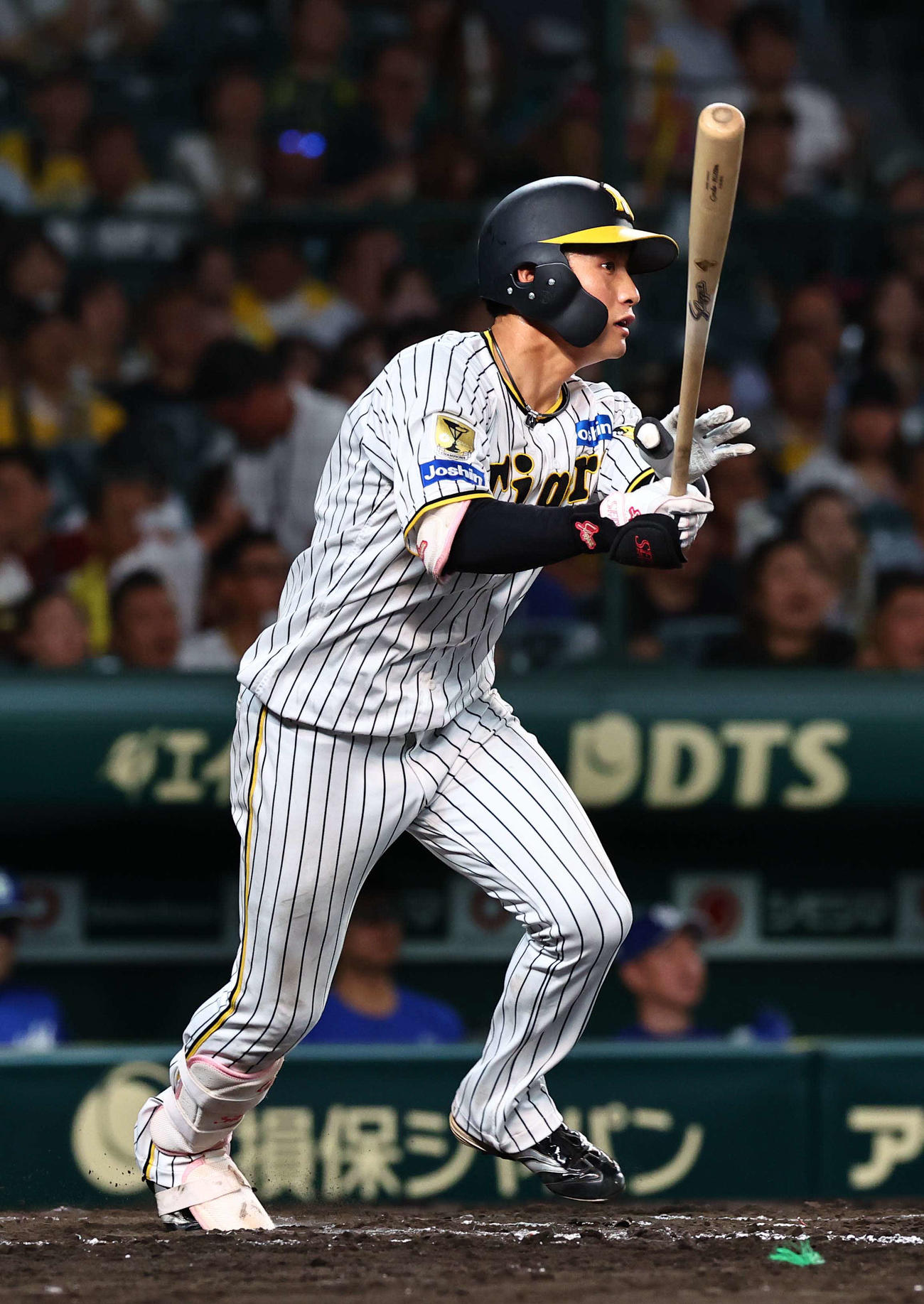 阪神対中日　7回裏阪神無死、木浪はフェンス直撃の二塁打を放つ（撮影・上田博志）