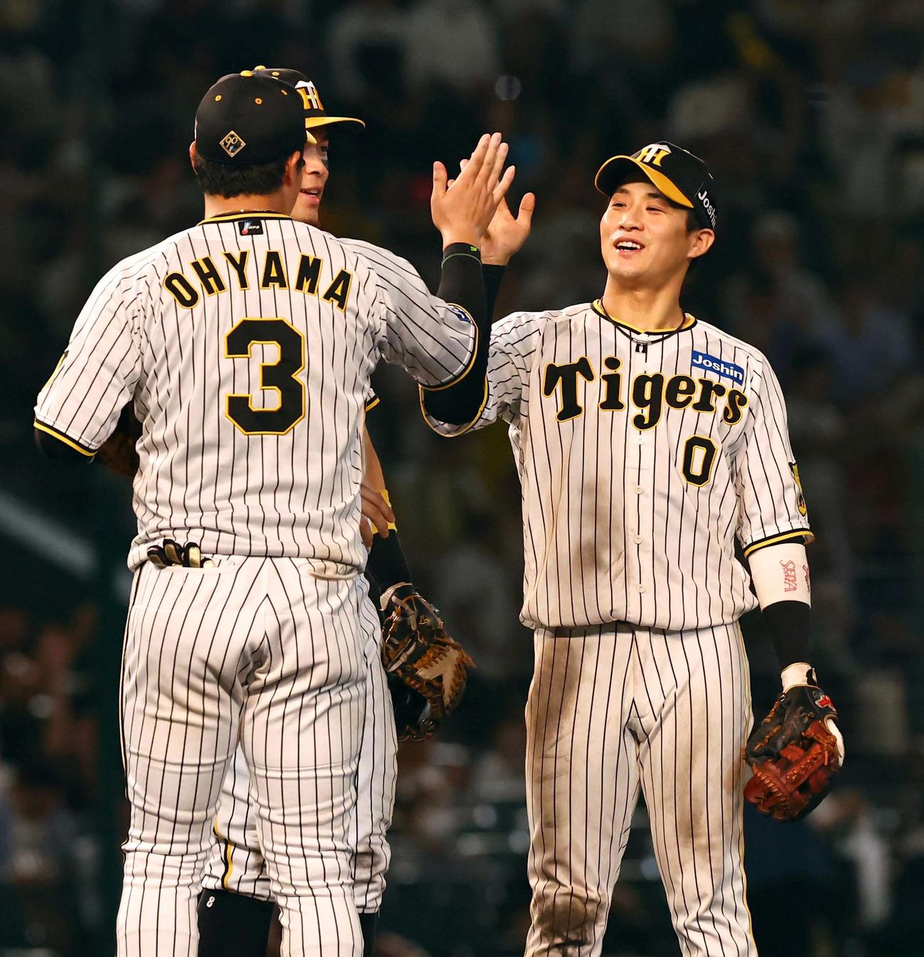 阪神対中日　大山（左）らナインとハイタッチして勝利を喜ぶ木浪（撮影・上田博志）