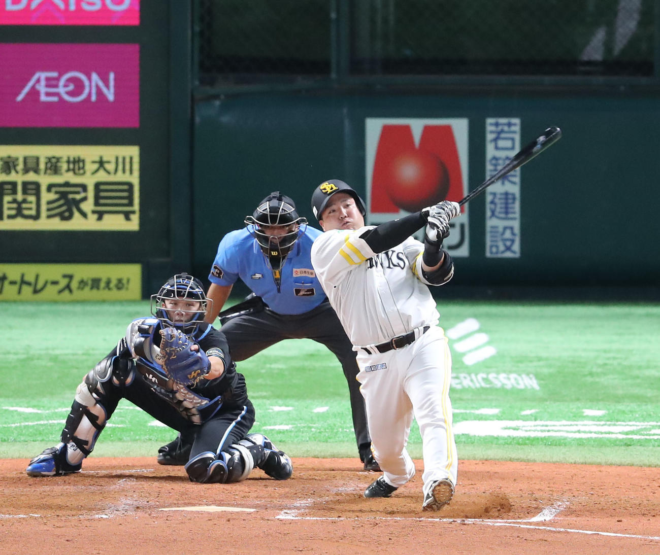 ソフトバンク対日本ハム　3回裏ソフトバンク2死二、三塁、山川は左前適時打を放つ（撮影・梅根麻紀）