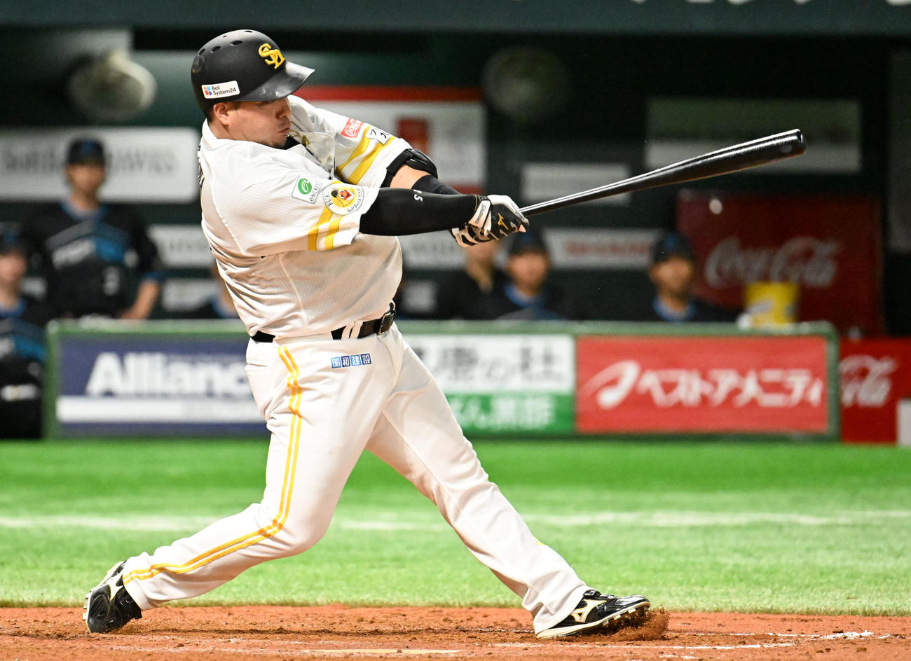 ソフトバンク対日本ハム　3回裏ソフトバンク2死二、三塁、山川は適時打を放つ（撮影・林敢治）