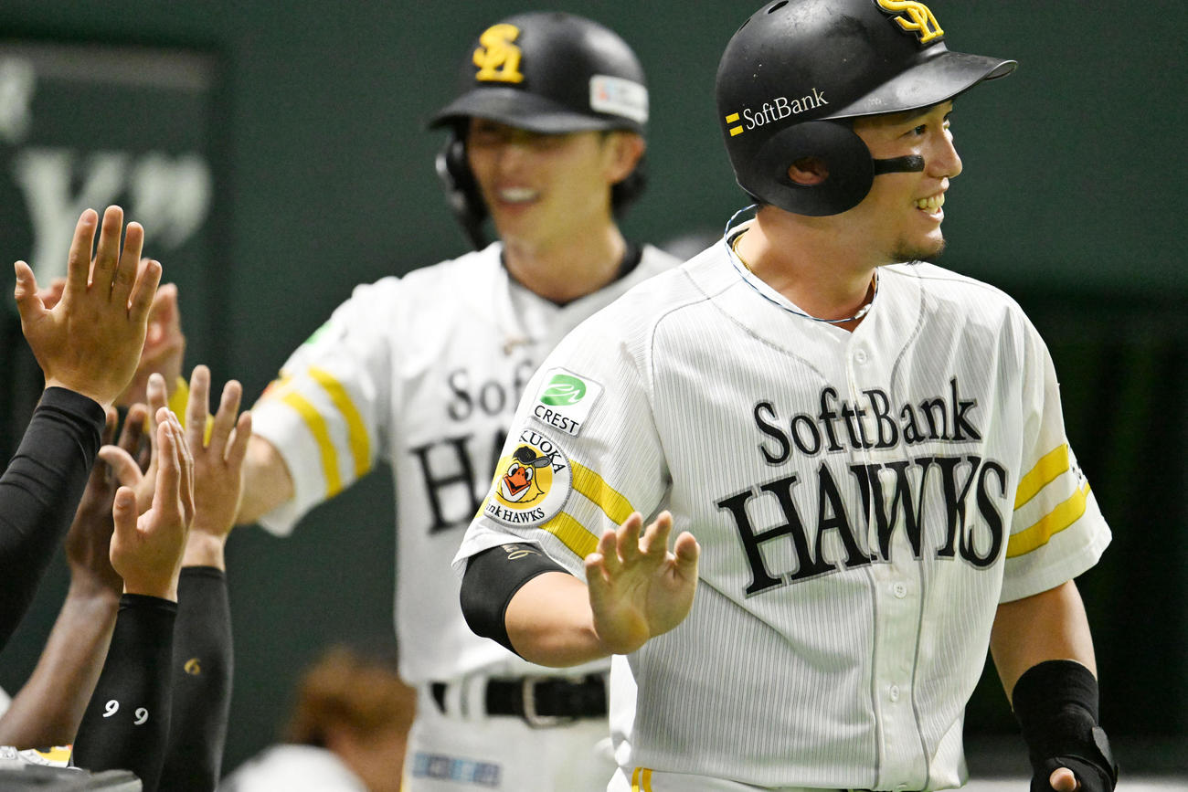 ソフトバンク対日本ハム　3回裏ソフトバンク2死二、三塁、山川の適時打で生還した栗原（右）と周東（撮影・林敢治）