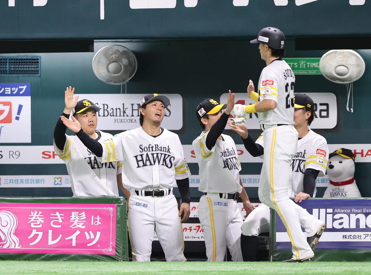 ソフトバンク対日本ハム　3回裏ソフトバンク2死二、三塁、山川の2点左前適時打で生還した周東佑京はベンチのナインとタッチ（撮影・鬼束羽瑠菜）
