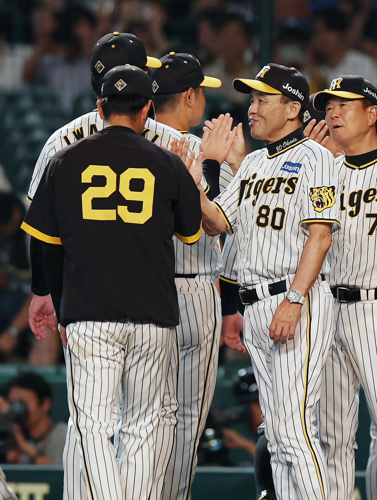 阪神対中日　中日に勝利し、阪神高橋（左）とタッチを交わす岡田監督（撮影・前田充）