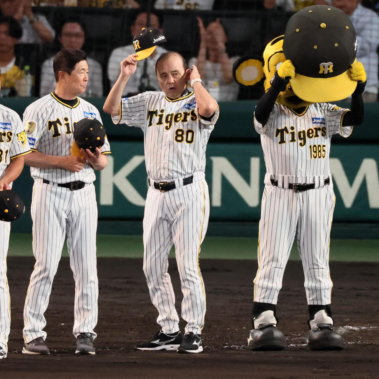 阪神対中日　中日に勝利しスタンドへあいさつする岡田監督（撮影・加藤哉）