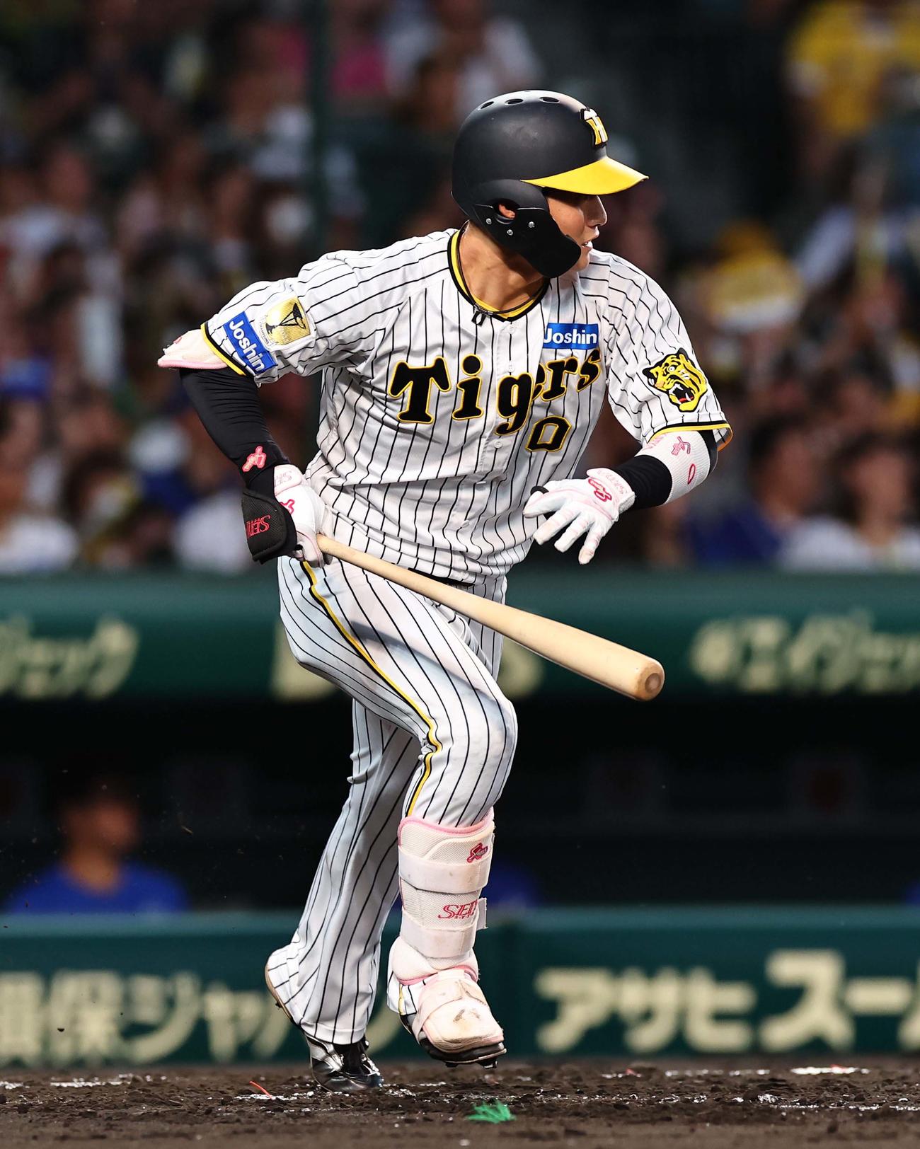 阪神対中日　2回裏阪神無死満塁、木浪は左前に先制2点適時打を放つ（撮影・上田博志）