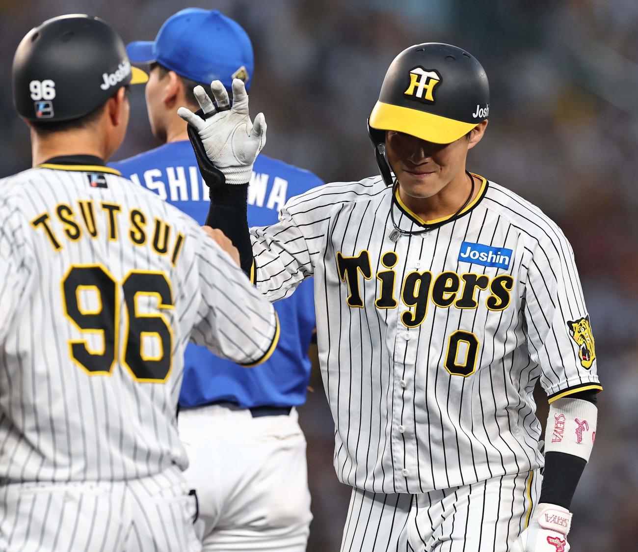 阪神対中日　2回裏阪神無死満塁、木浪は左前に先制2点適時打を放つ（撮影・上田博志）
